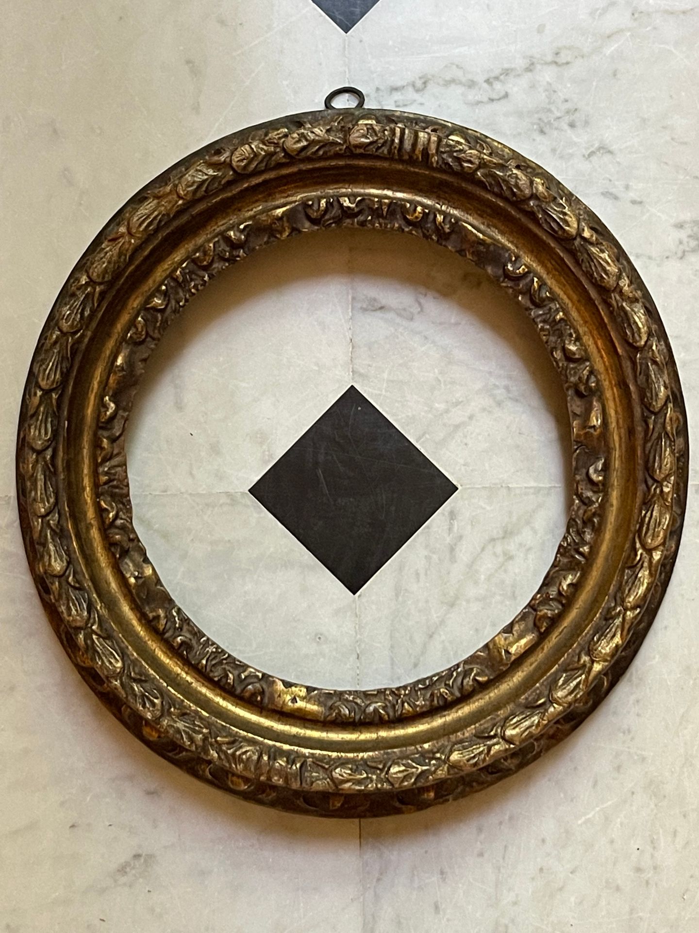 Null 一个镀金的东东形式的木框，用mixion镀金。意大利，17世纪。直径：23厘米（查看）/外部：35厘米。