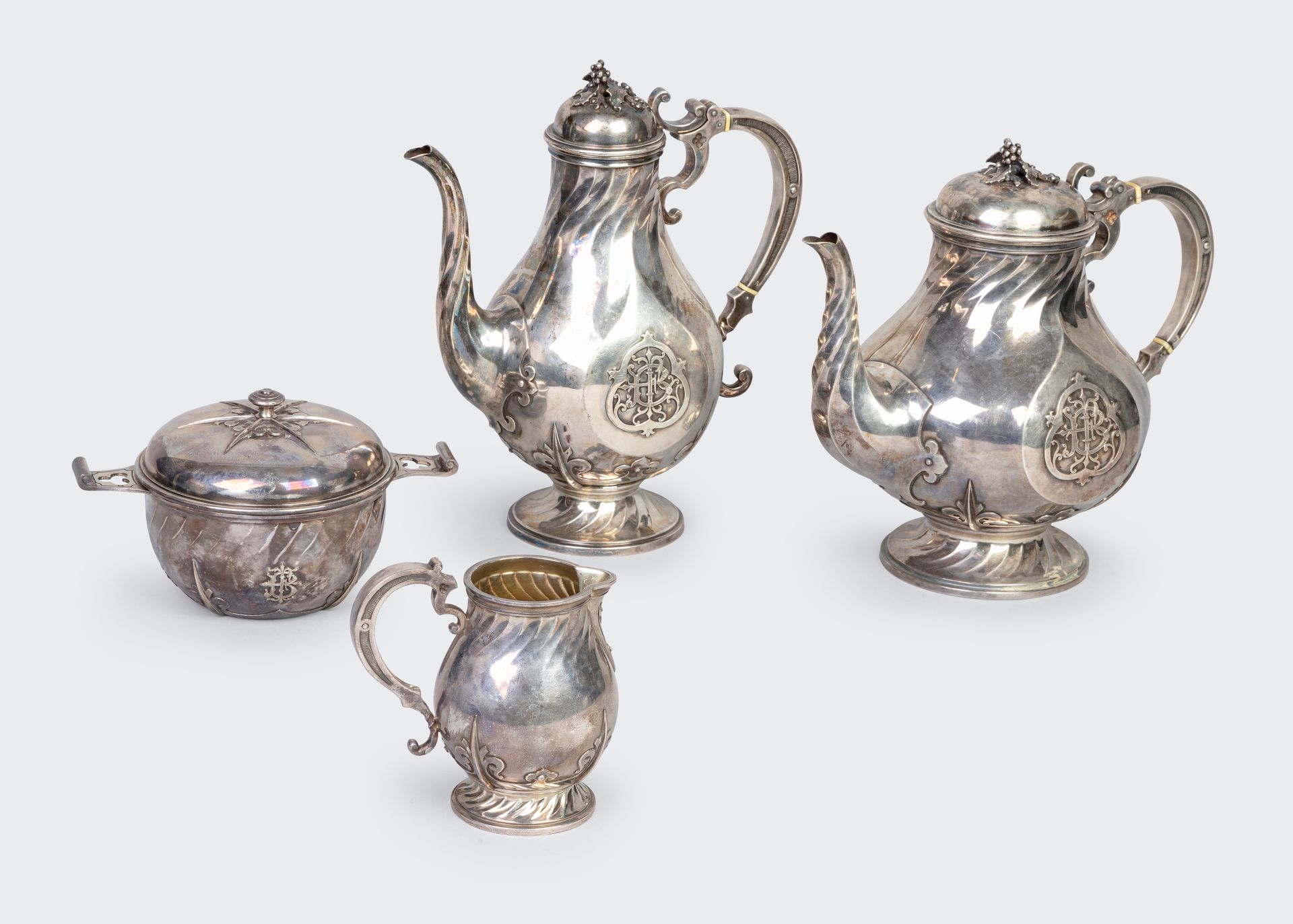 Null Silver tea-coffee service with applied decoration in relief of a monogram i&hellip;