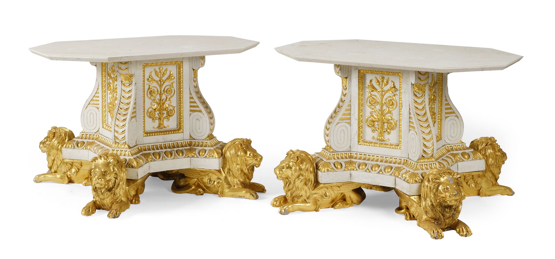 Null Paire de tables de milieu en bois sculpté blanc et or, chacune à plateau oc&hellip;