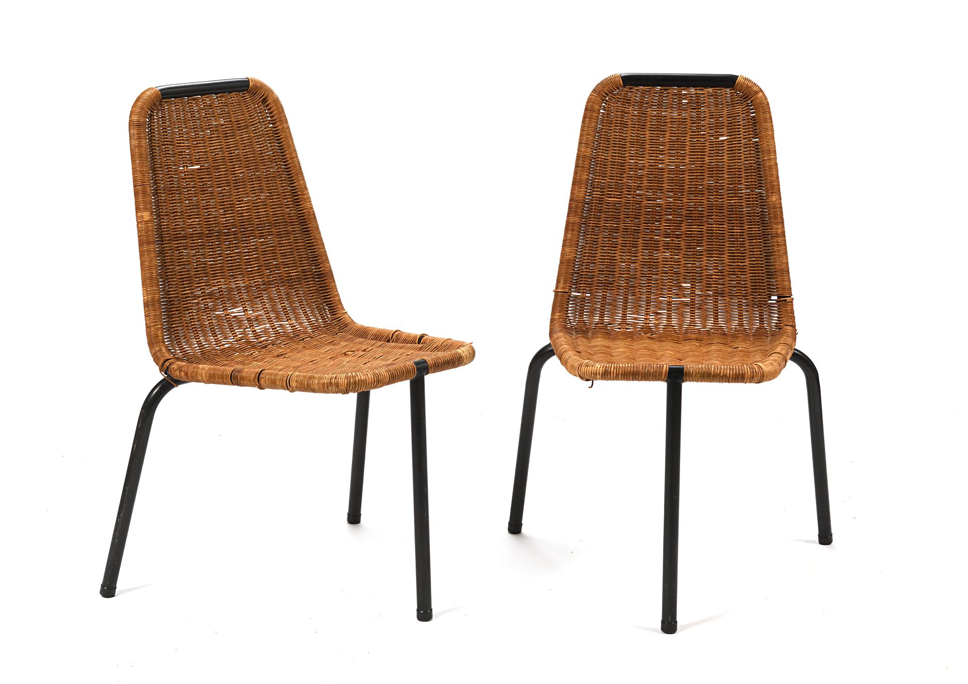 Null 一对设计椅，柳条编织的座椅，黑色漆面金属三脚架腿。20世纪（小事故）。高度：87厘米 - 宽度：60厘米 - 高度：54厘米