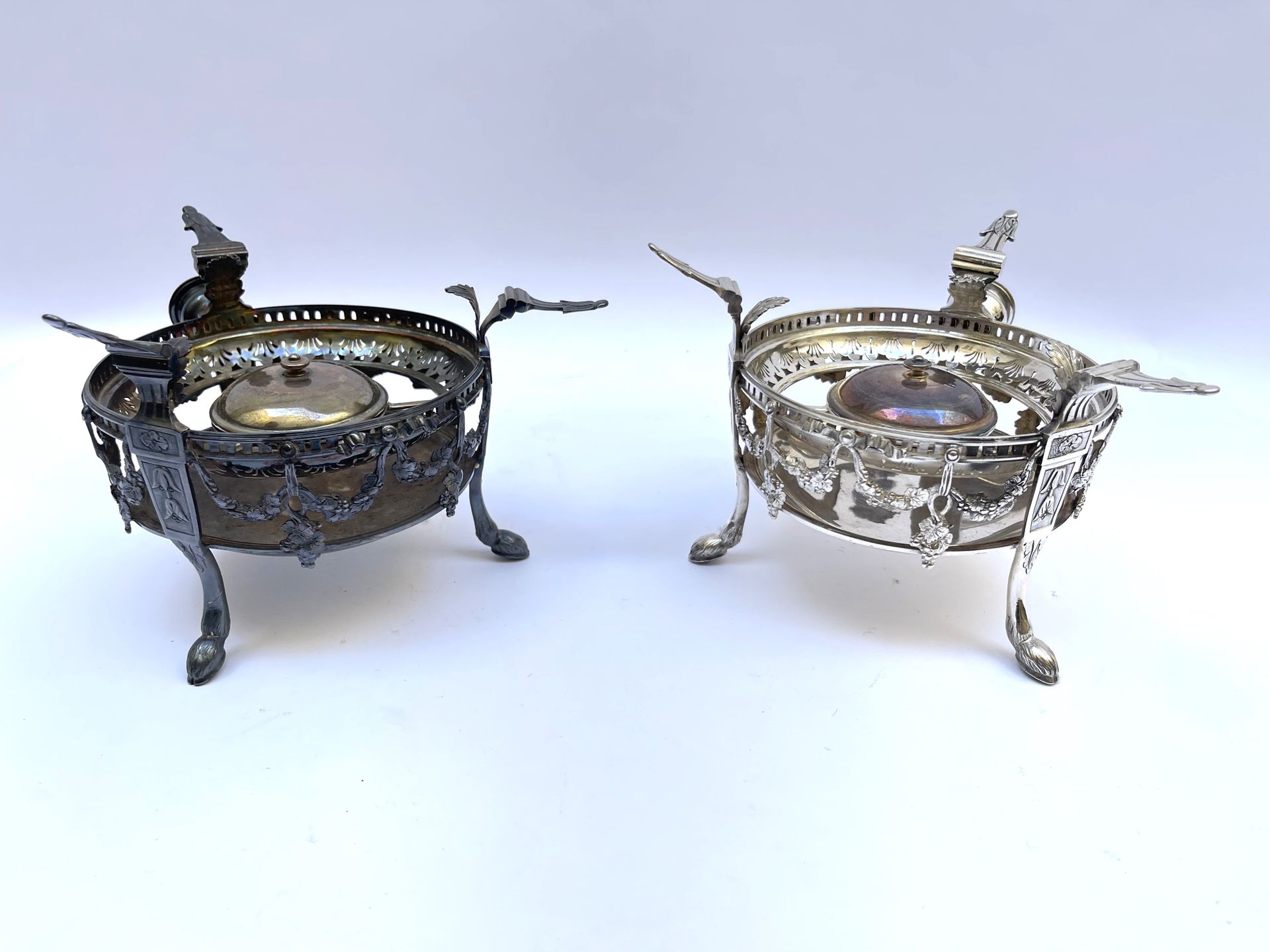Null Pair of tripod stoves with sabots, in openwork silver decorated with frieze&hellip;