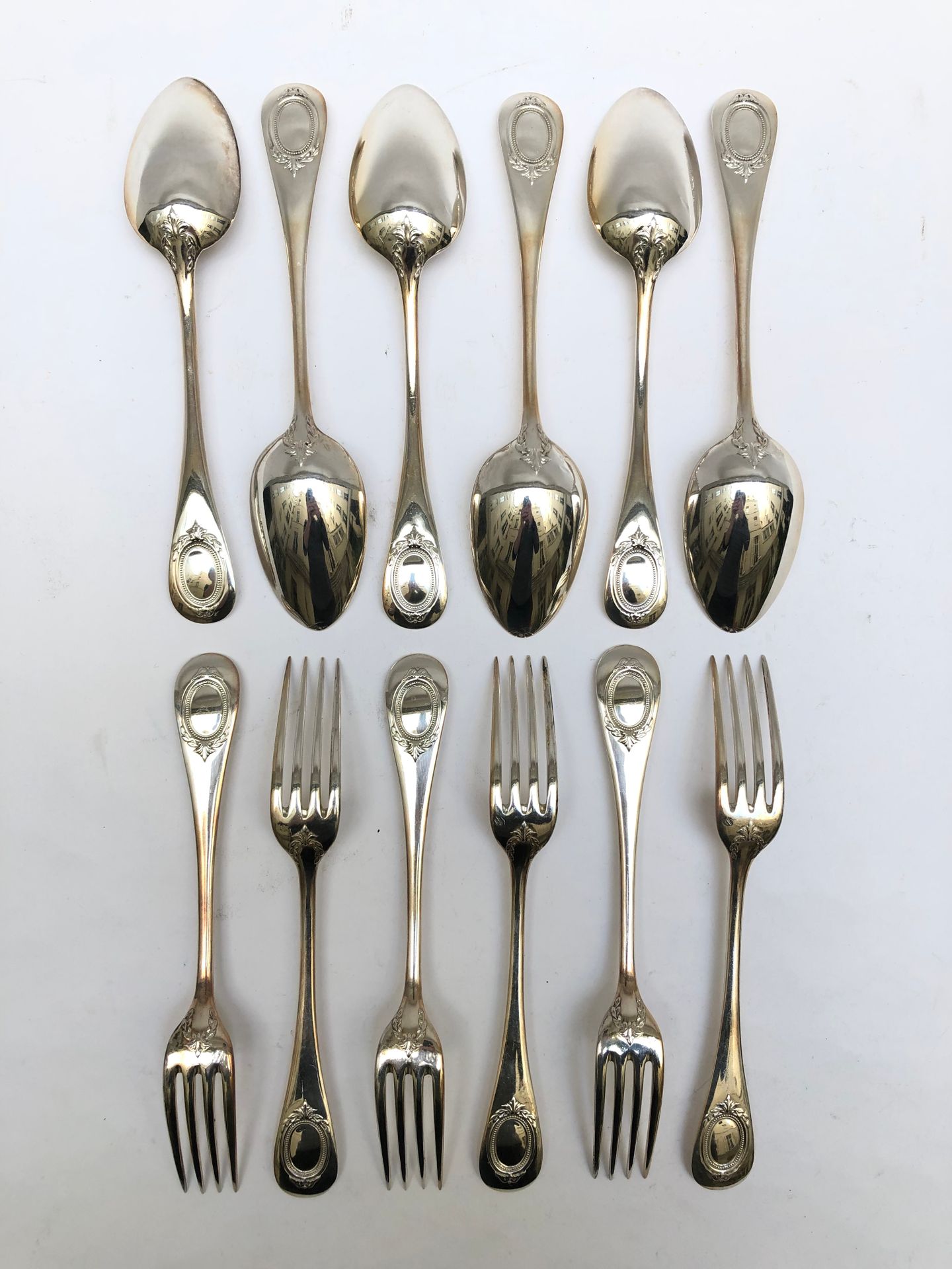 Null Six large silver cutlery set with pearl and foliage medallions. Master silv&hellip;