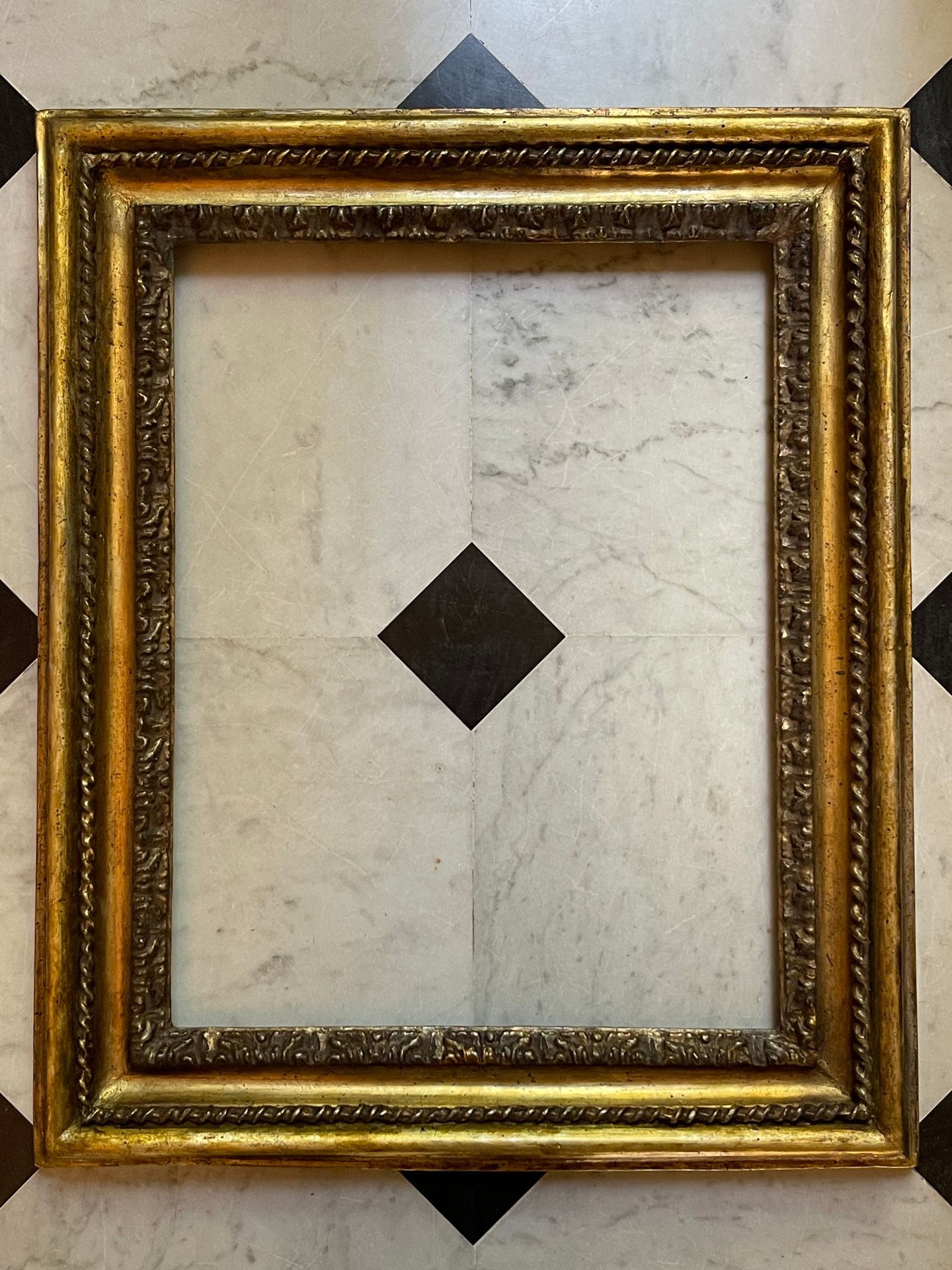 Null 木质框架，轮廓称为Salvator Rosa（油彩镀金），17世纪。尺寸：34,4 x 45厘米/外部：51 x 62厘米。