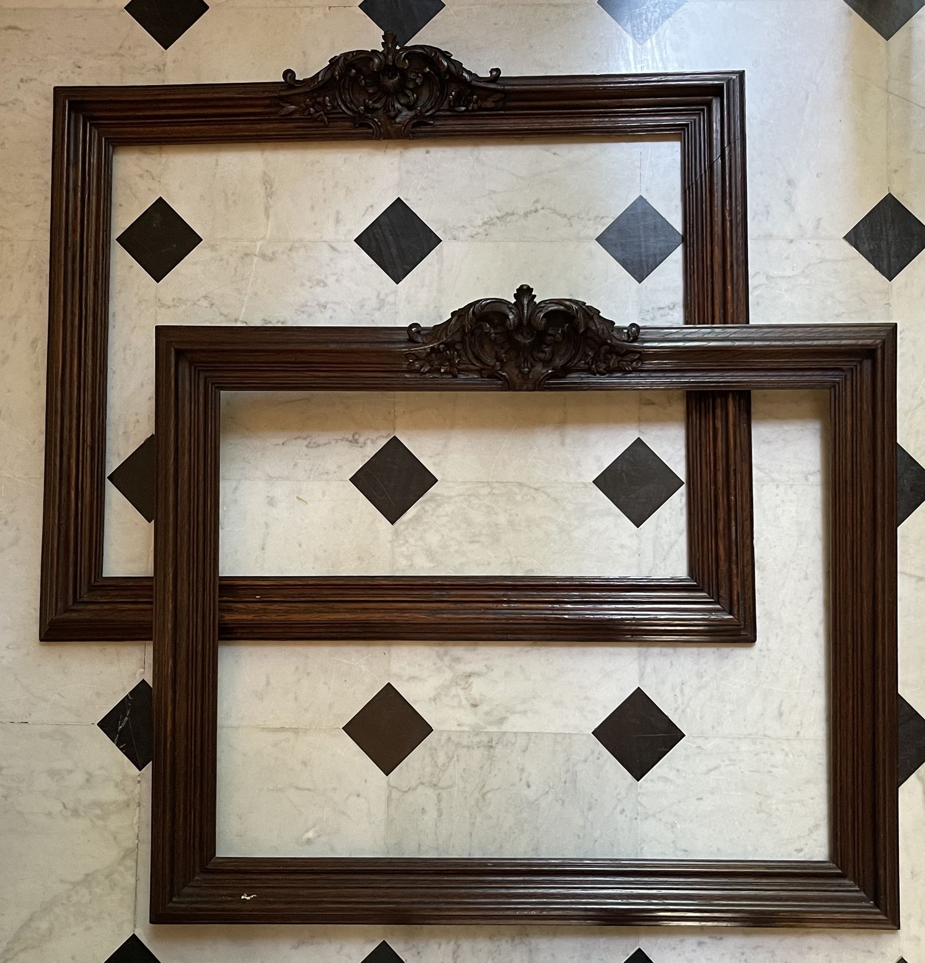 Null Pair of natural wood frames, pastel profile, with carved decoration of cent&hellip;