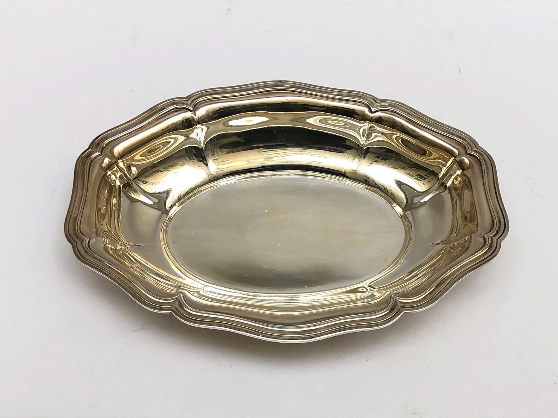 Null Ovaler Korb aus Silber in Polylobusform mit Filets. Goldschmiedemeister Tét&hellip;