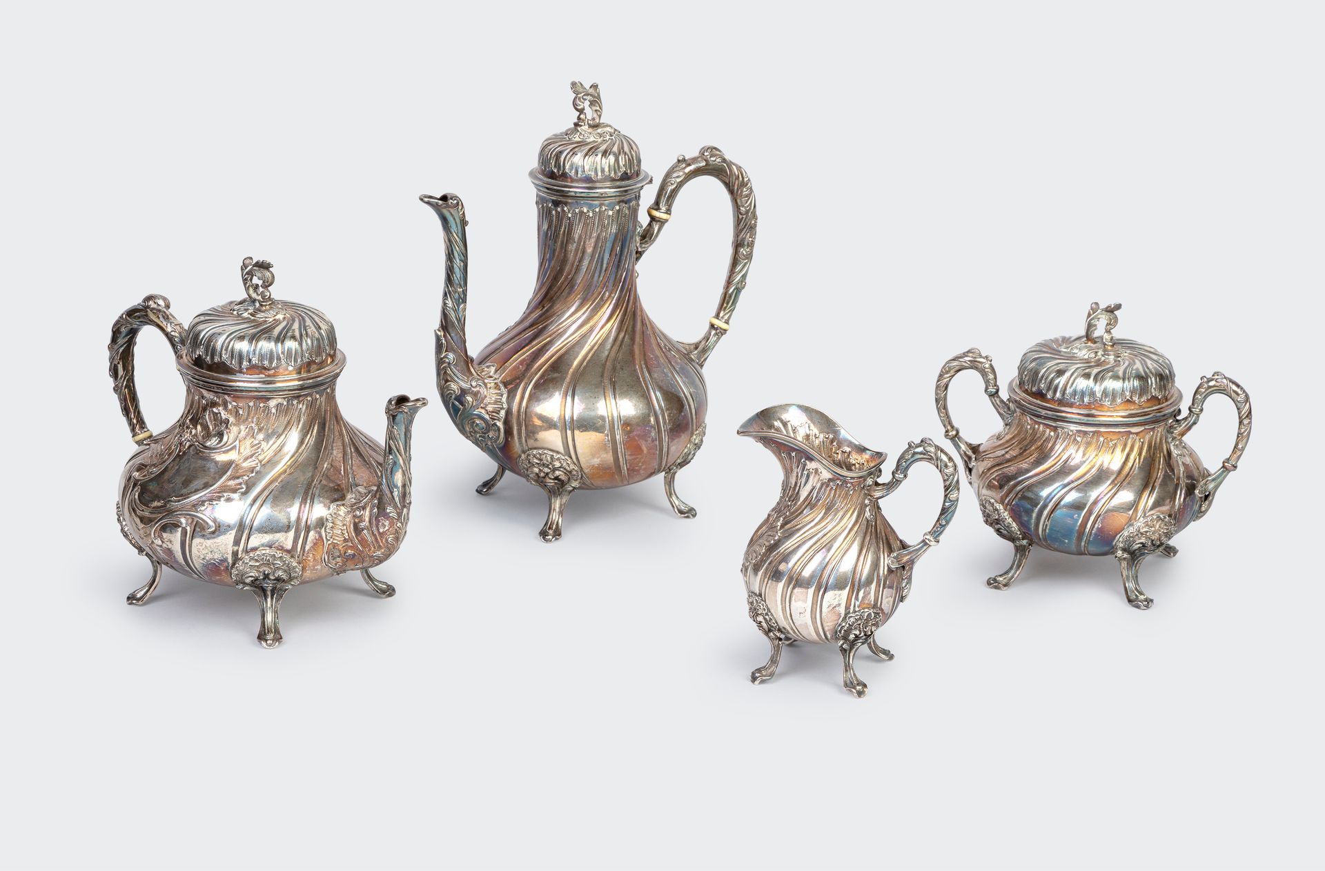 Null 一套银质茶咖啡具，扭曲的肋骨上装饰着芦苇下的罗盖尔徽章，包括：一个咖啡壶，一个茶壶，一个有盖糖碗和一个牛奶壶。Minerve的标志。重量：2200,1&hellip;