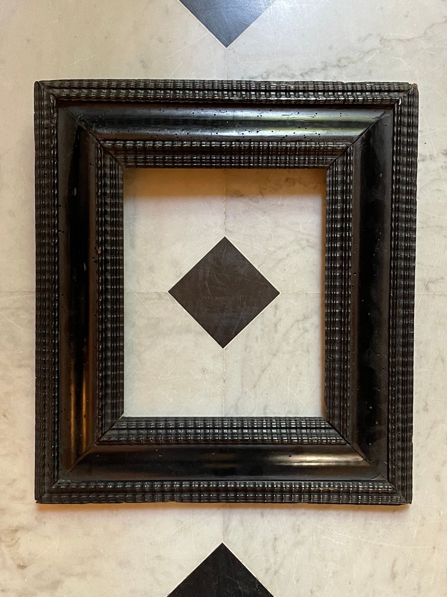 Null 仿黑檀木染色的木框，有倒立的轮廓和波浪形的装饰（修复）。17世纪。尺寸：23,5 x 19,2厘米/外部：41 x 37厘米。