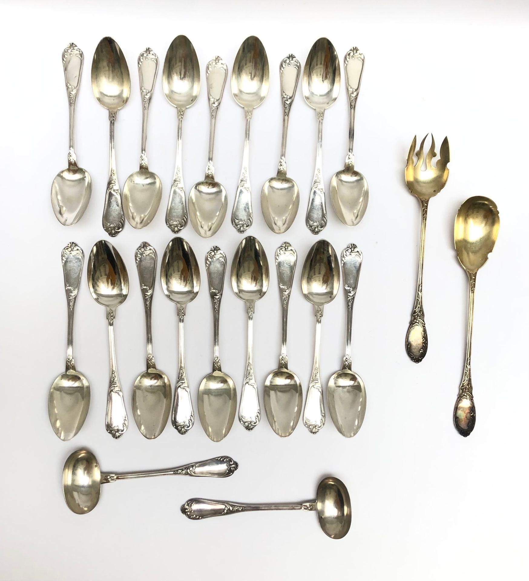 Null 银质家用套装的一部分，包括十八个汤勺，两个酱汁勺和一个沙拉器。Minerve的标志。重量：1840克。