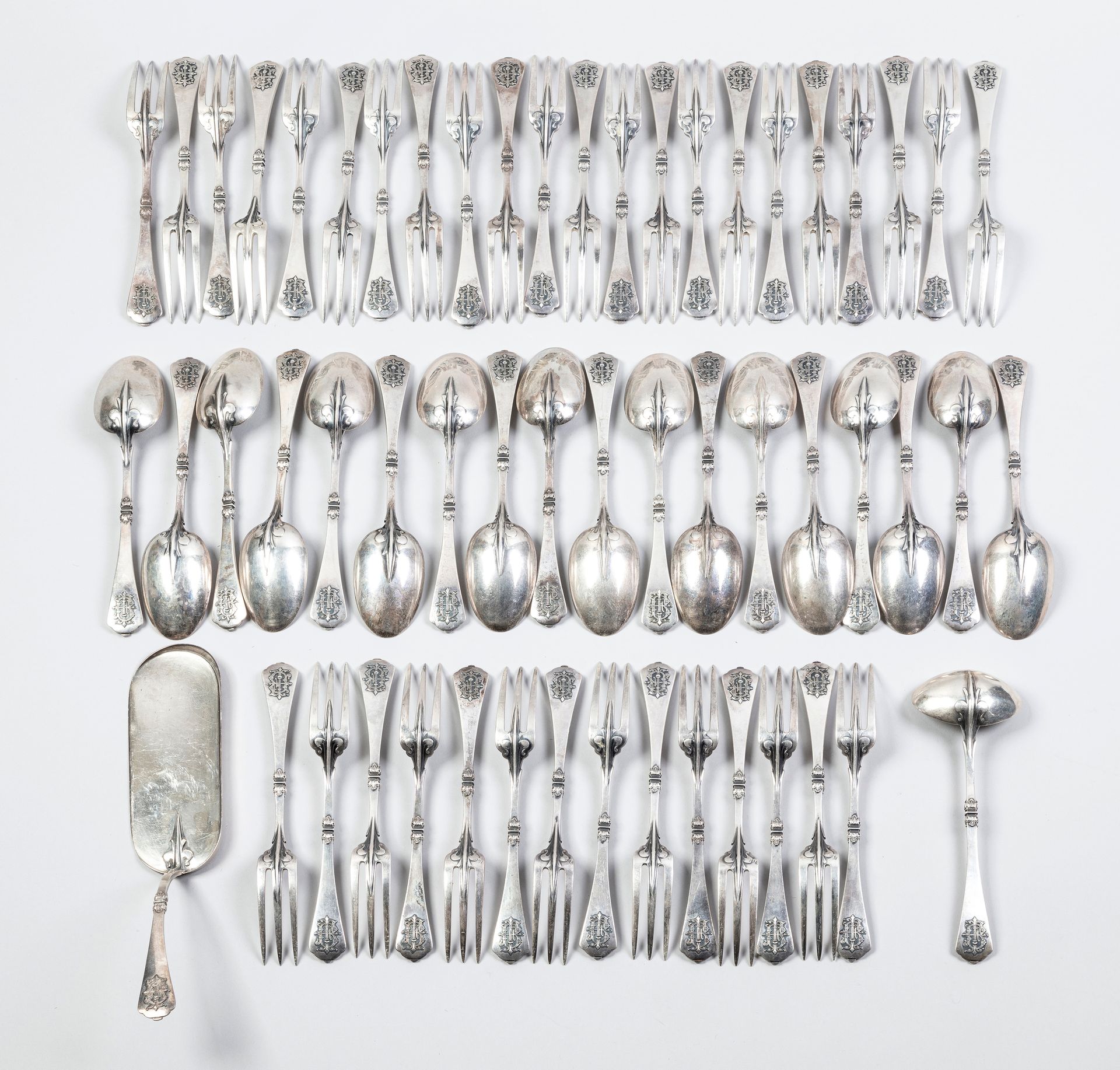 Null 一套有压印字母和紧扣装饰的家用银器包括：18件大餐具（3206.2克），18把大叉子（1599.6克），一把调料勺（101.2克）；印有Minerve&hellip;