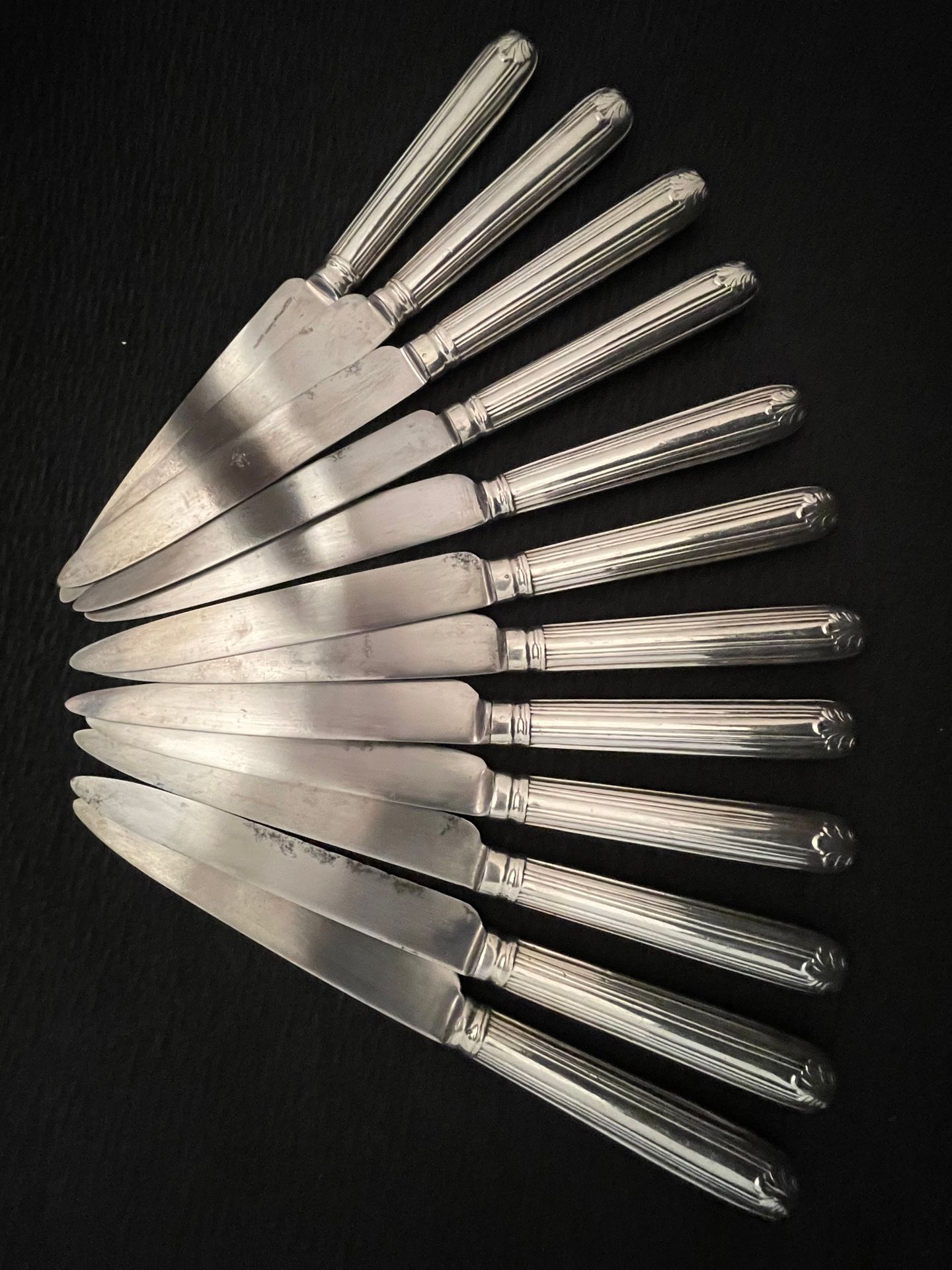 Null 一套12把刀，有凹槽的银质刀柄用贝壳装饰。毛重：918,9g。在一个案例中。