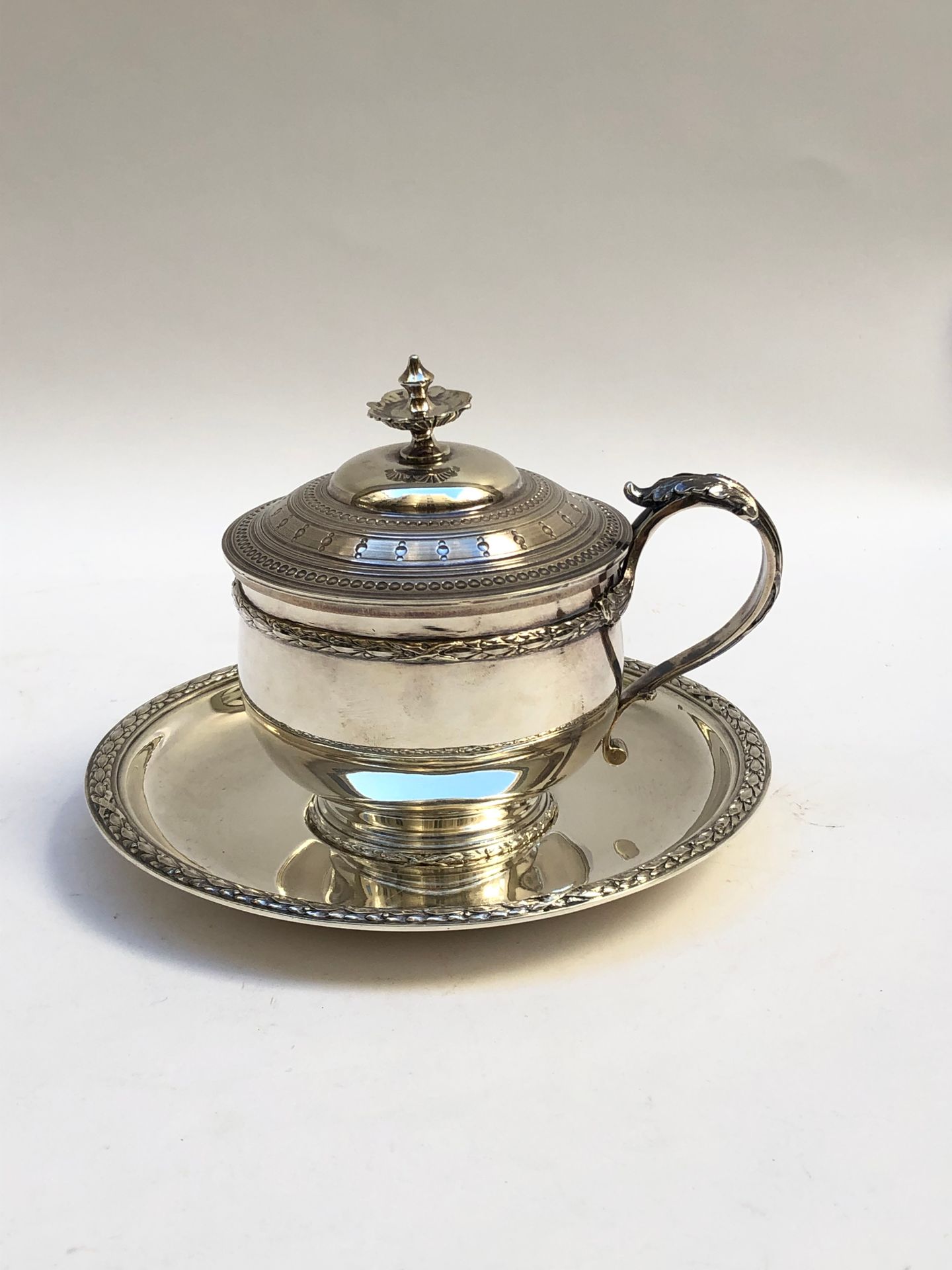 Null Covered cup and its saucer in silver decorated with friezes of laurel, cros&hellip;