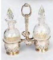 Null 一个银质的油和醋的坩埚，上面装饰着刺桐叶，珍珠和交叉的丝带。金饰大师欧仁-勒菲弗尔1896-1910年。标记的Minerve。重量：111.6克。无色&hellip;