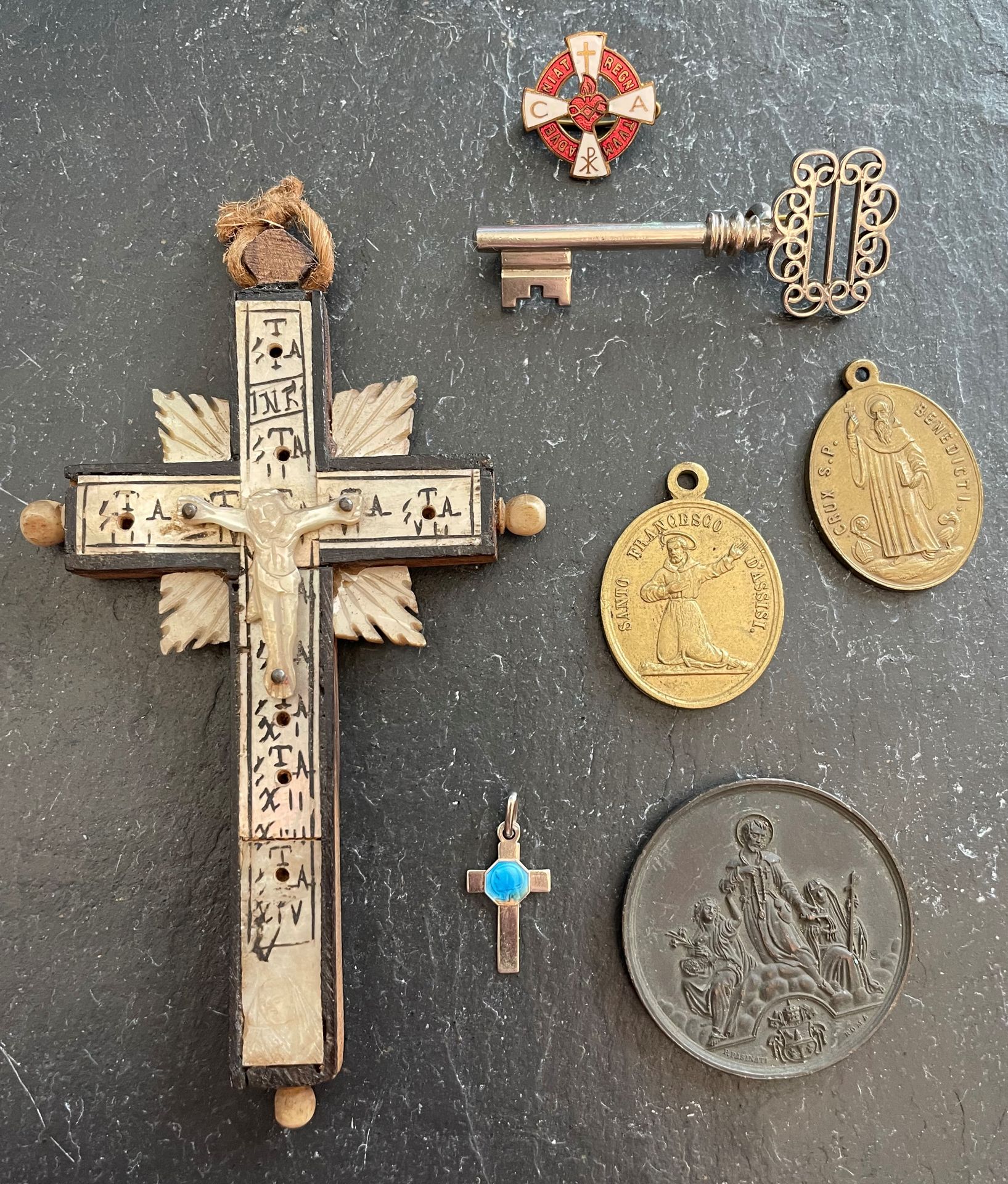 Null LOT comprenant une croix en bois recouverte de nacre à
décor gravé, deux mé&hellip;