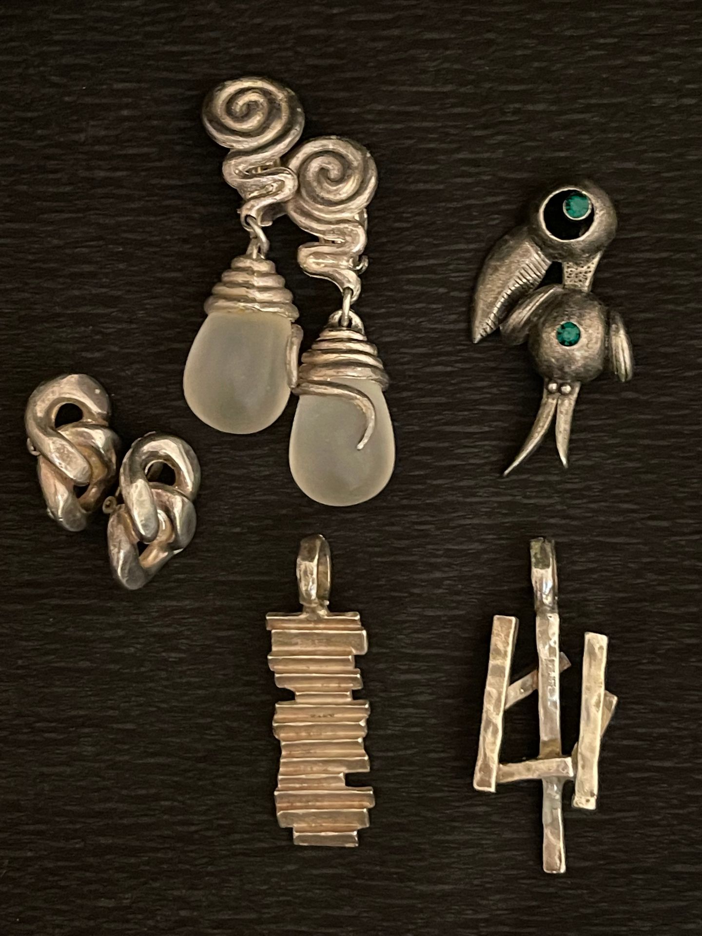 Null 拍品包括：两个镀银BICHE DE BERE吊坠，一对CECILE JEANNE Paris夹式耳环，一对AGATHA夹式耳环和一个镀银巨嘴鸟胸针。