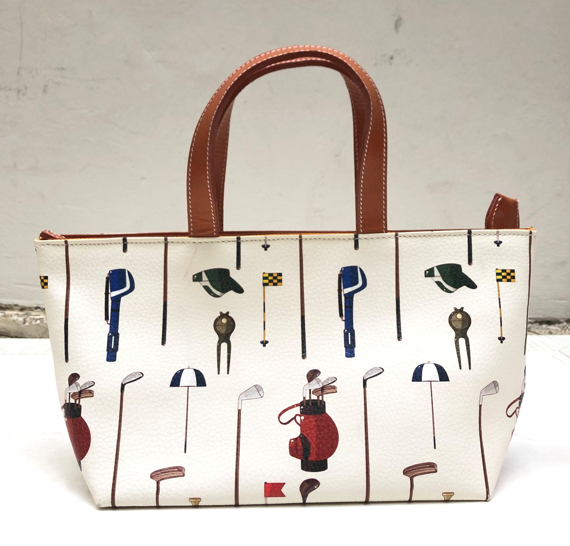 Null ANONYMOUS. Lot including: a small leather handbag with golfers pattern; and&hellip;