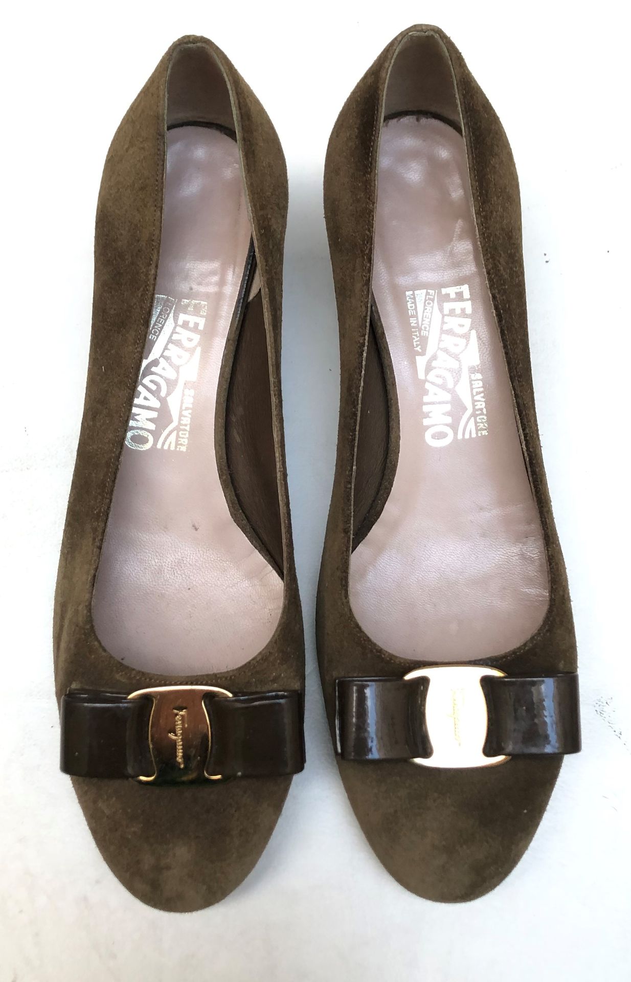 Null Salvatore FERRAGAMO. Pair of small heel taupe suede ballerinas with a knot &hellip;