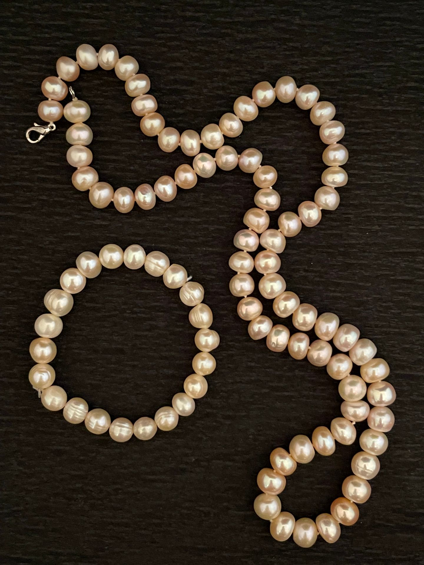 Null Lot comprenant : un sautoir en perles d'eau douce rosées, et bracelet assor&hellip;