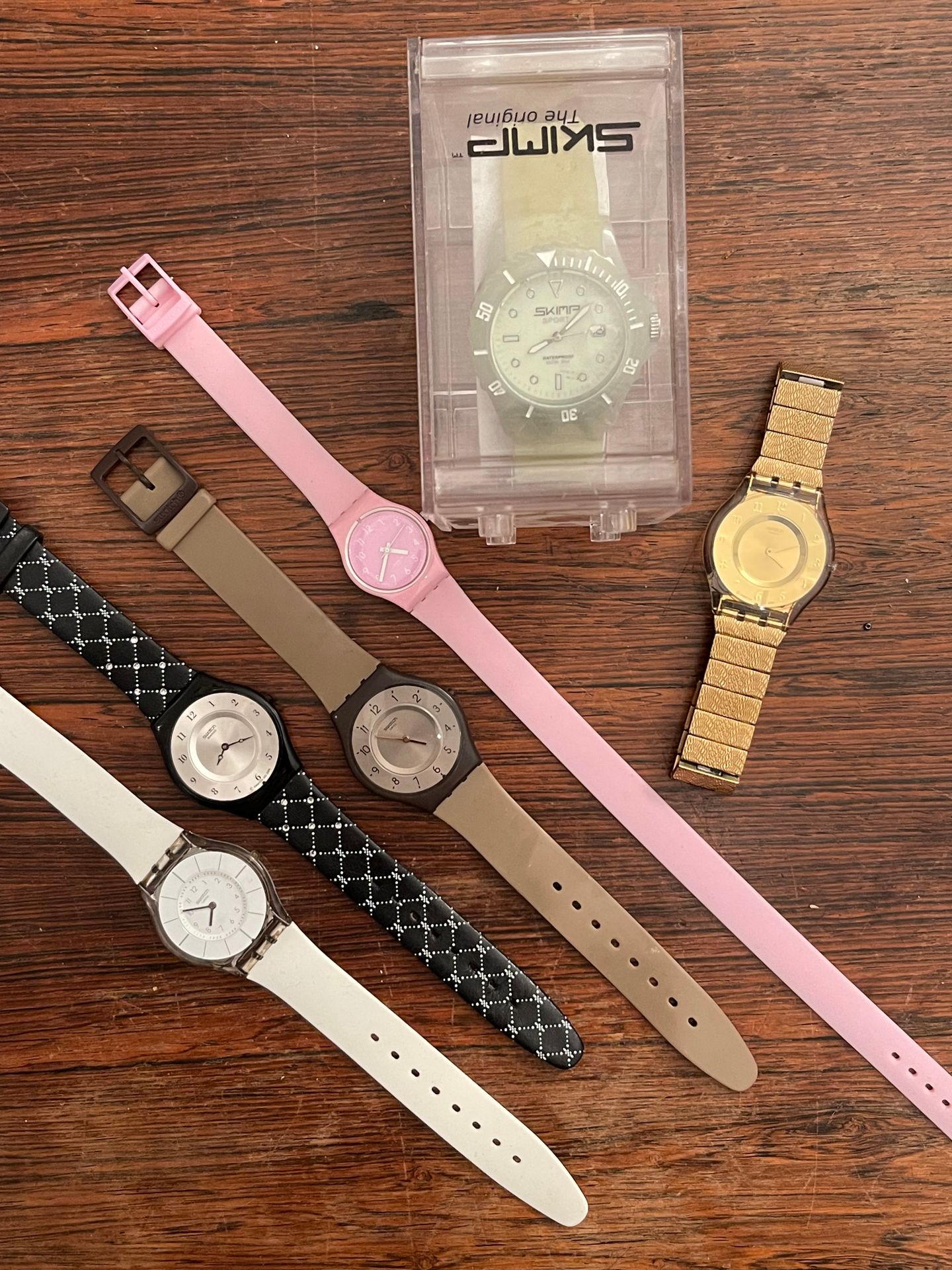 Null 一批斯沃琪手表（按原样）。附上一块Skimp运动手表及其包装盒。