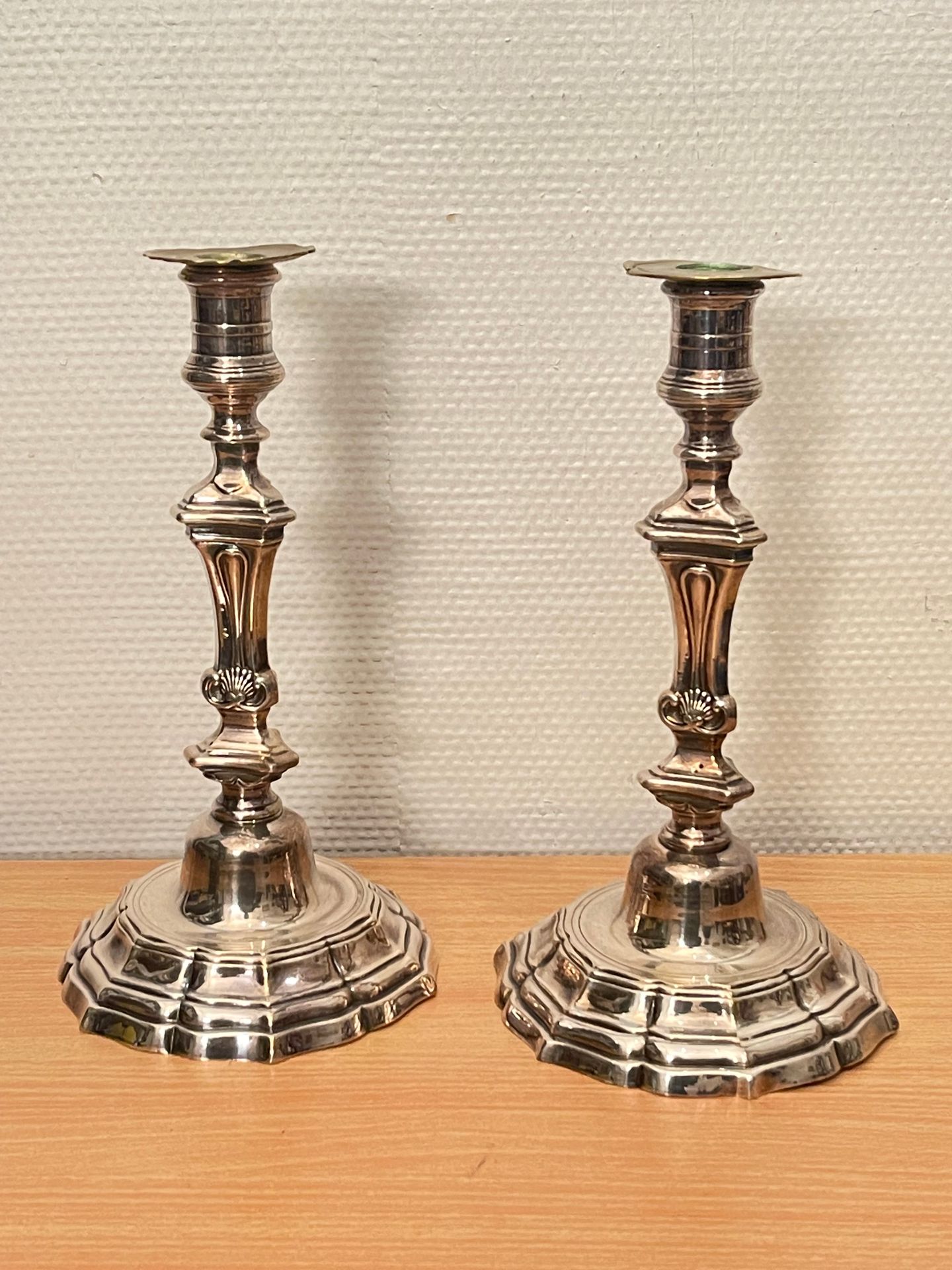 Null Pair of candlesticks in silver plated metal, triangular shafts with shells,&hellip;