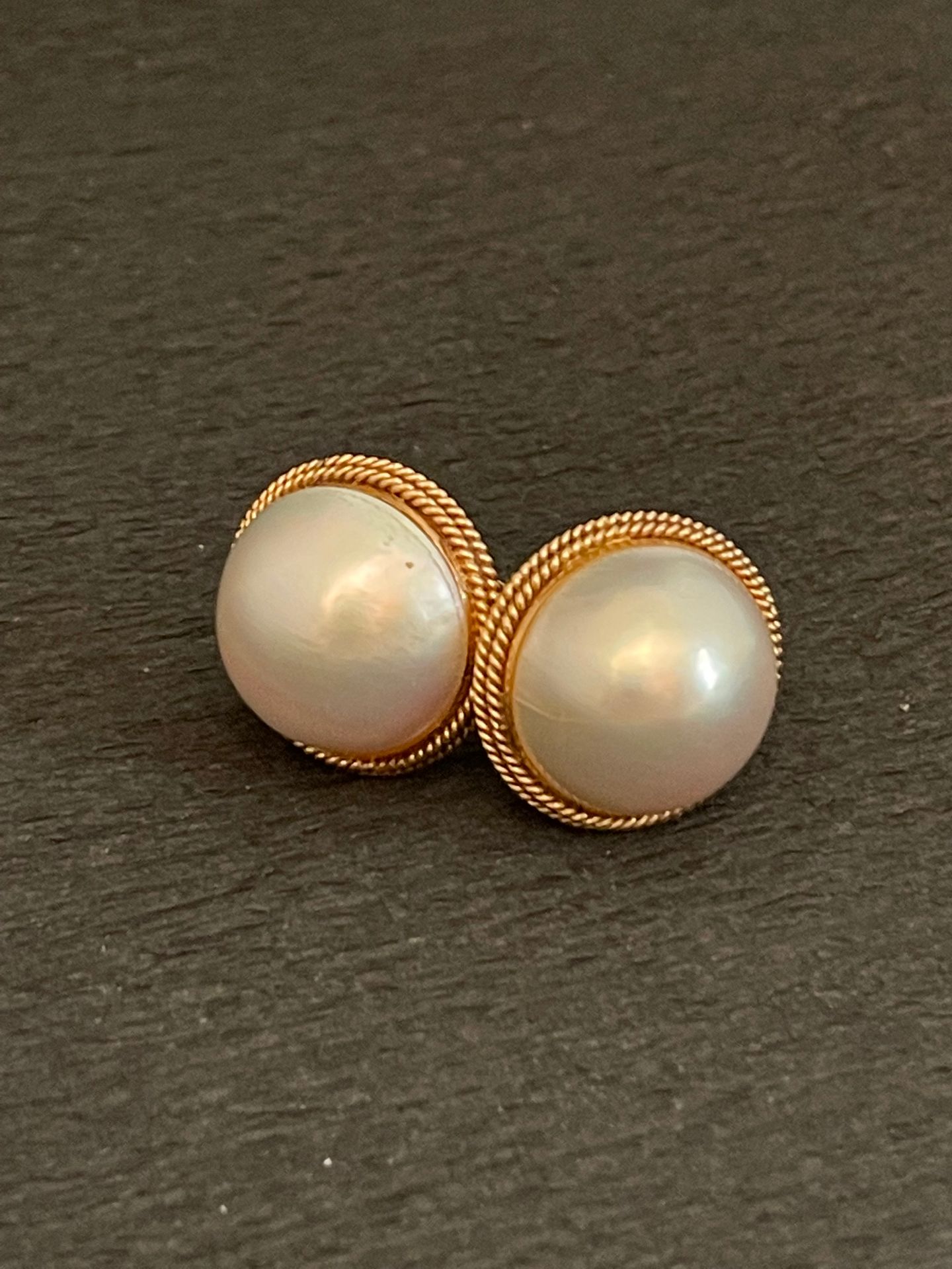 Null Pair of gold EAR PINS 585 mm and mother-of-pearl half-balls; screw system. &hellip;