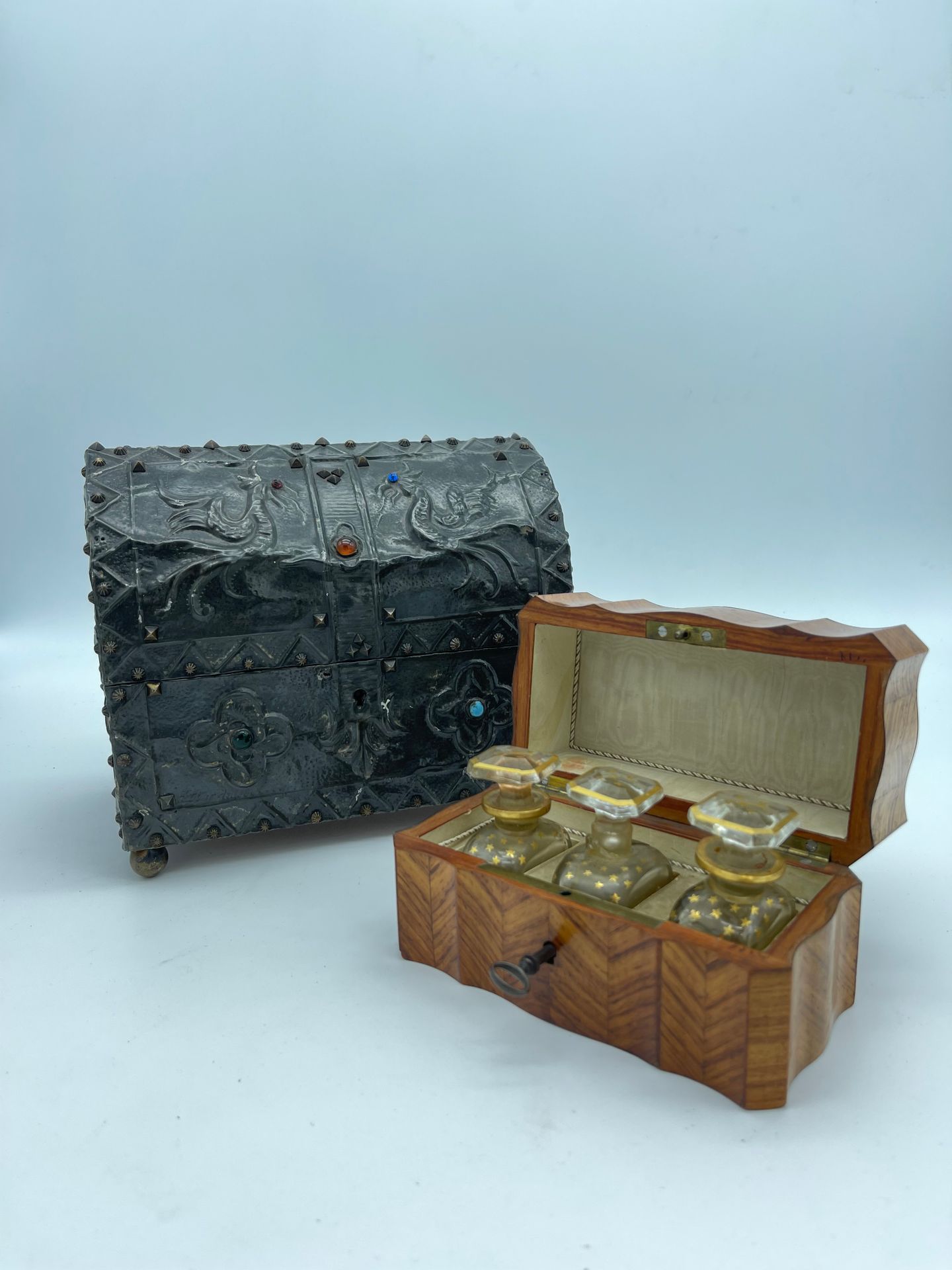 Null 哥特式风格的弧形盒子和一个小香水盒，镶嵌着雪佛兰装饰，里面有三个镀金的星形玻璃瓶（事故）。