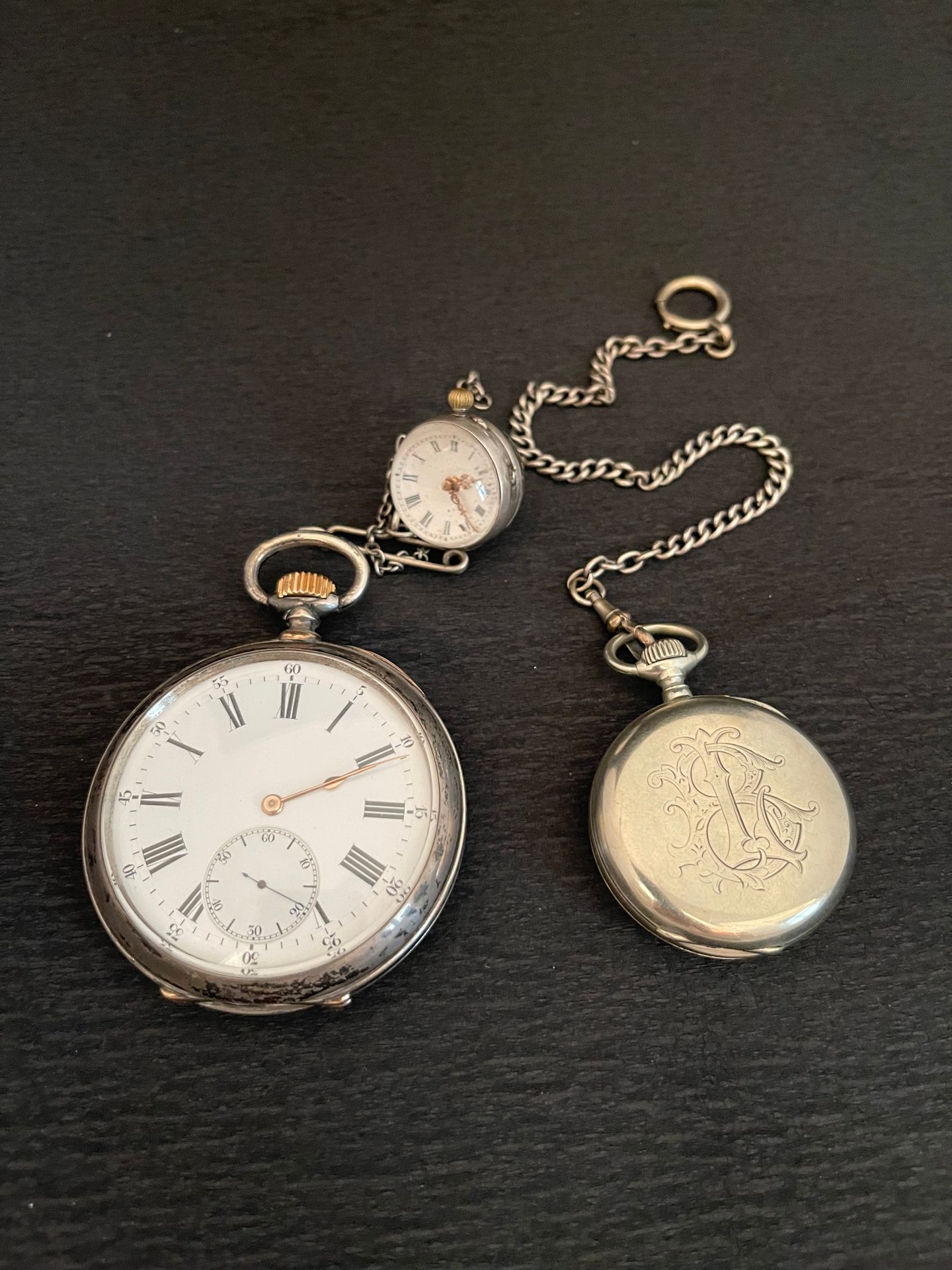 Null 两块怀表，一块是750毫米银色和金色的，有字母装饰（重量：230.4克），另一块是镀银的金属，有字母装饰和银链（净重：14.5克）。金属球中的一只手表&hellip;
