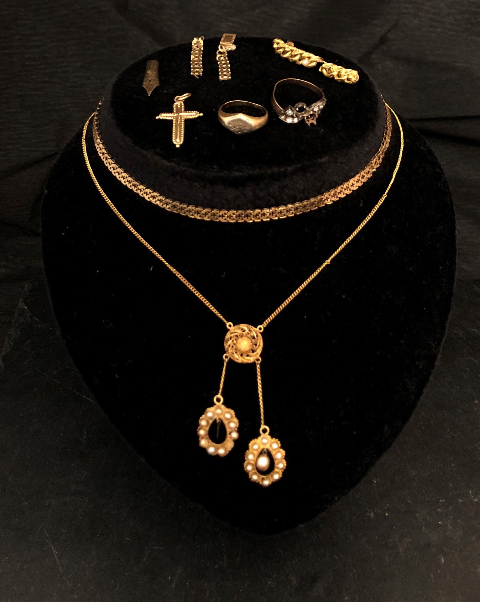 Null 一批750毫米的黄金，包括:
- 一条小的金属项链，上面装饰着仿珍珠。
- 一条机械链接（事故）断裂的项链，重量为净重：6.7克。 
- 750毫米黄&hellip;