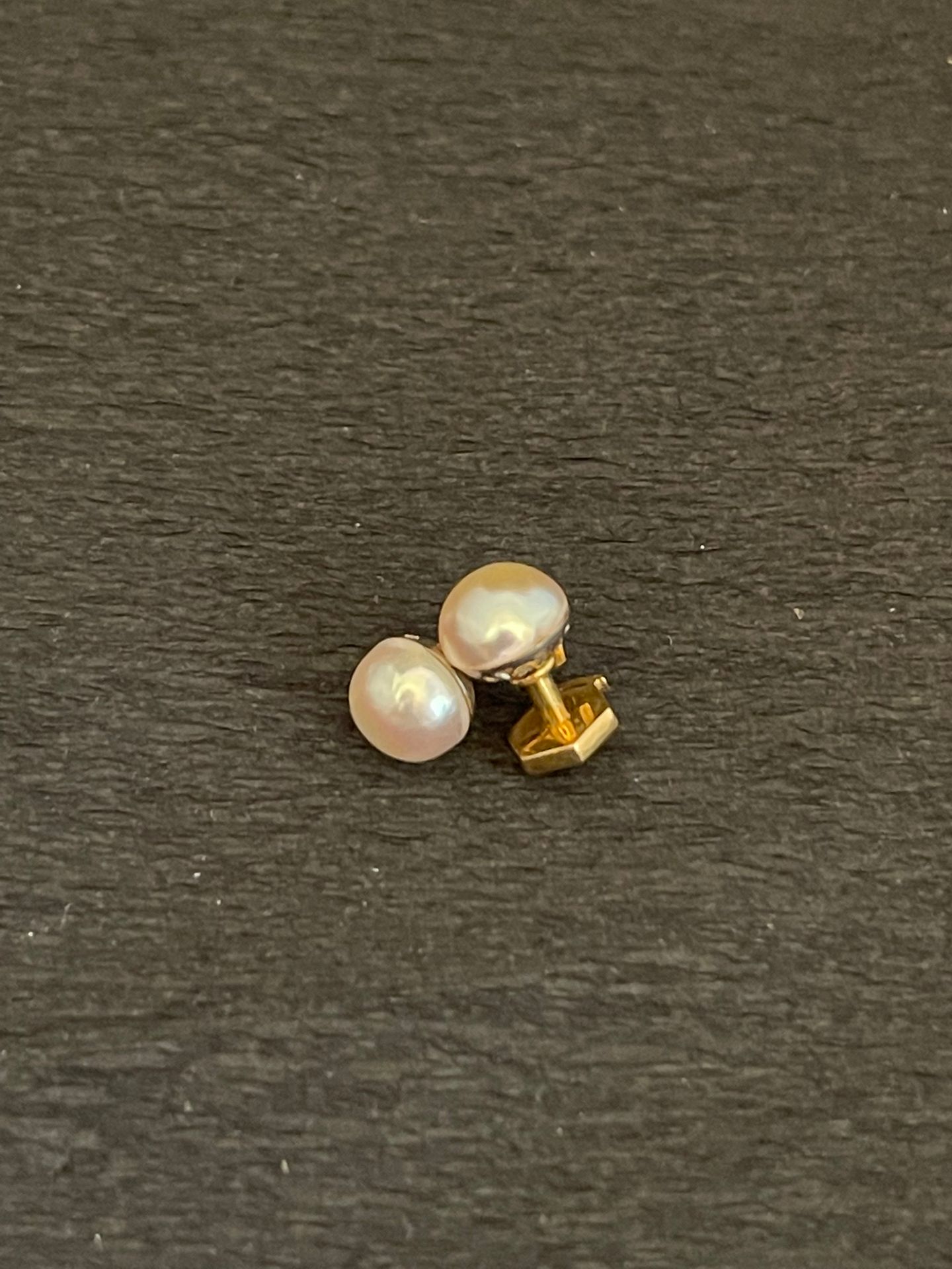 Null Pair of EAR PINS with half pearls on yellow gold 750 mm and platinum. Gross&hellip;