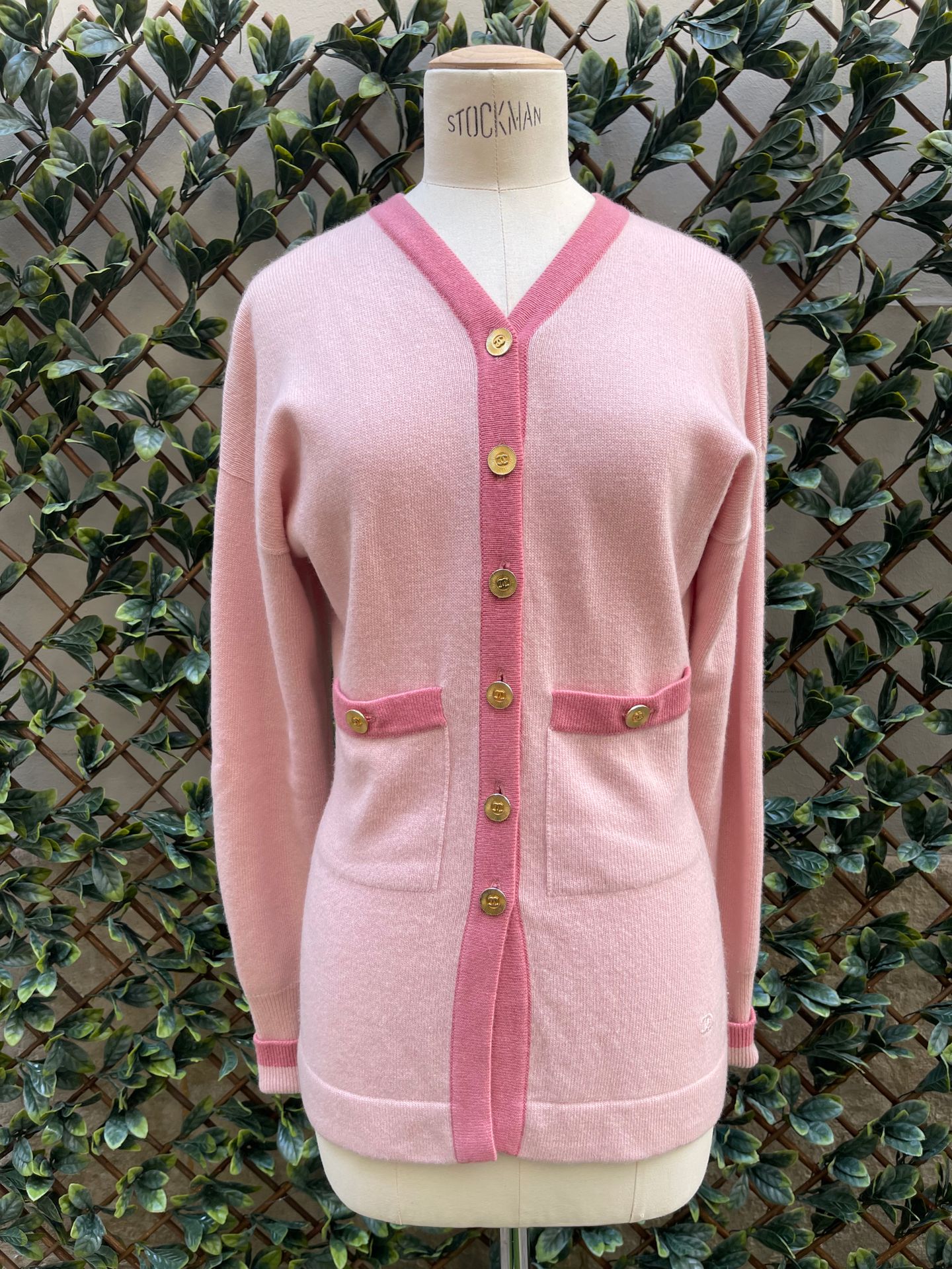 Null CHANEL. Two-tone pink cashmere vest, two small buttoned pockets, gold metal&hellip;