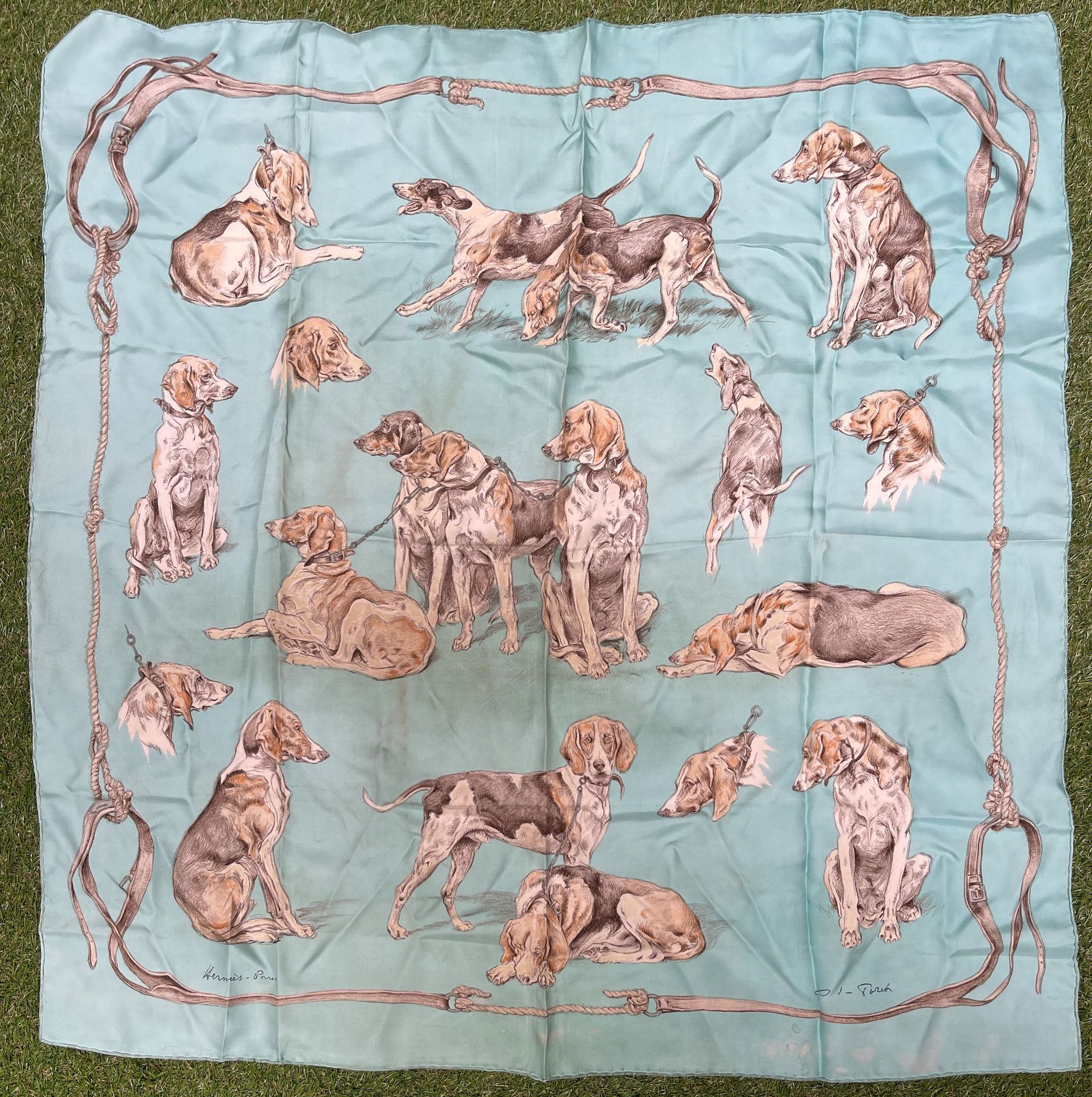 Null HERMES Paris. Carré en soie : Chiens de chasse, fond turquoise. Modèle de P&hellip;