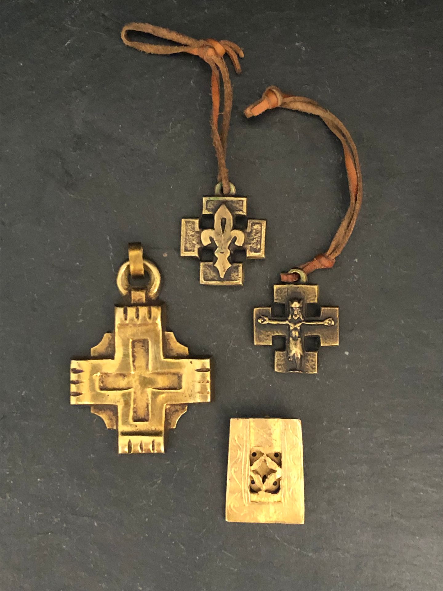 Null Lot comprenant trois pendentifs croix en bronze doré et un clip en bronze d&hellip;