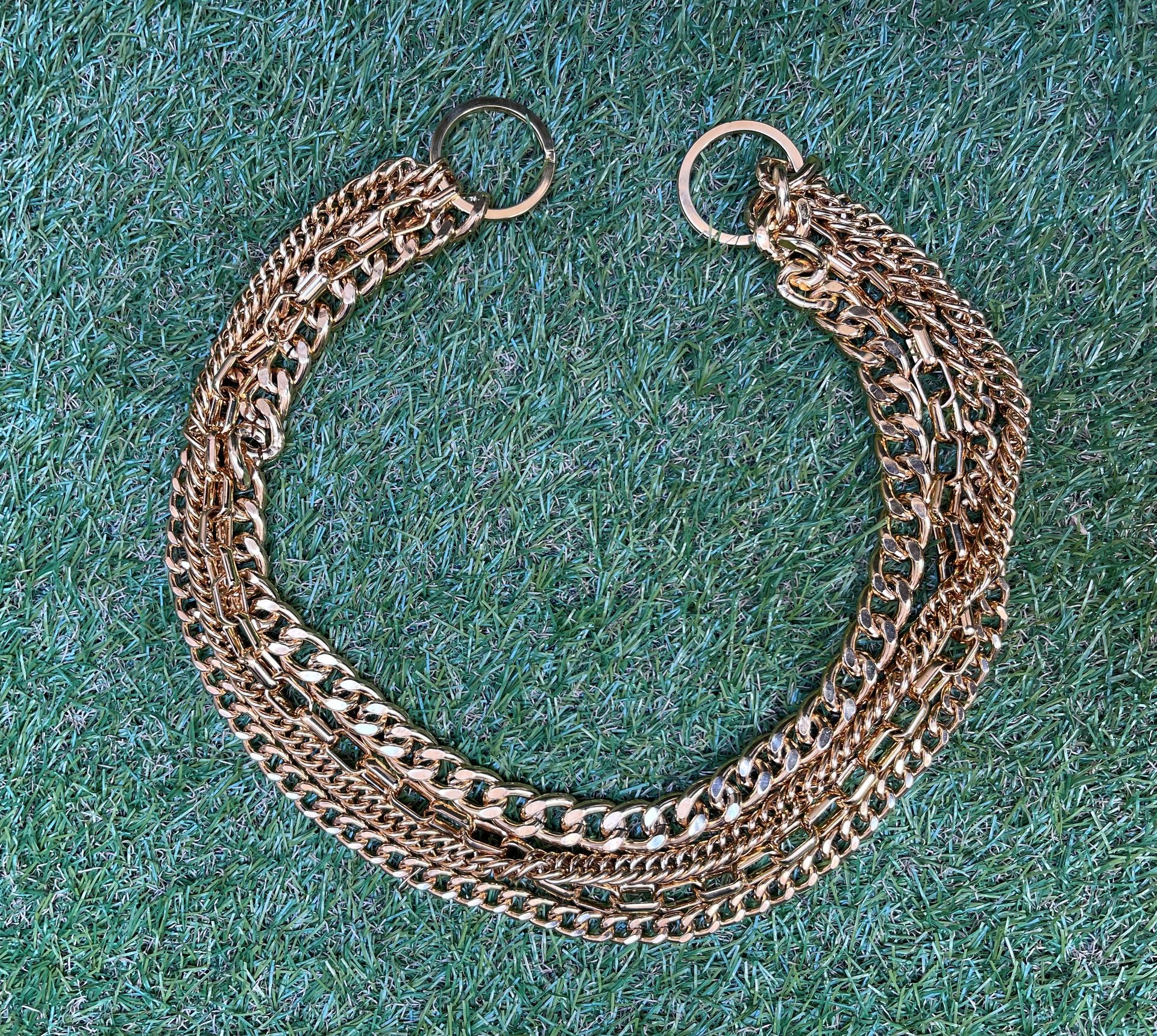 Null Quadruple chainette en métal doré à mailles diverses. Long.: 60 cm.