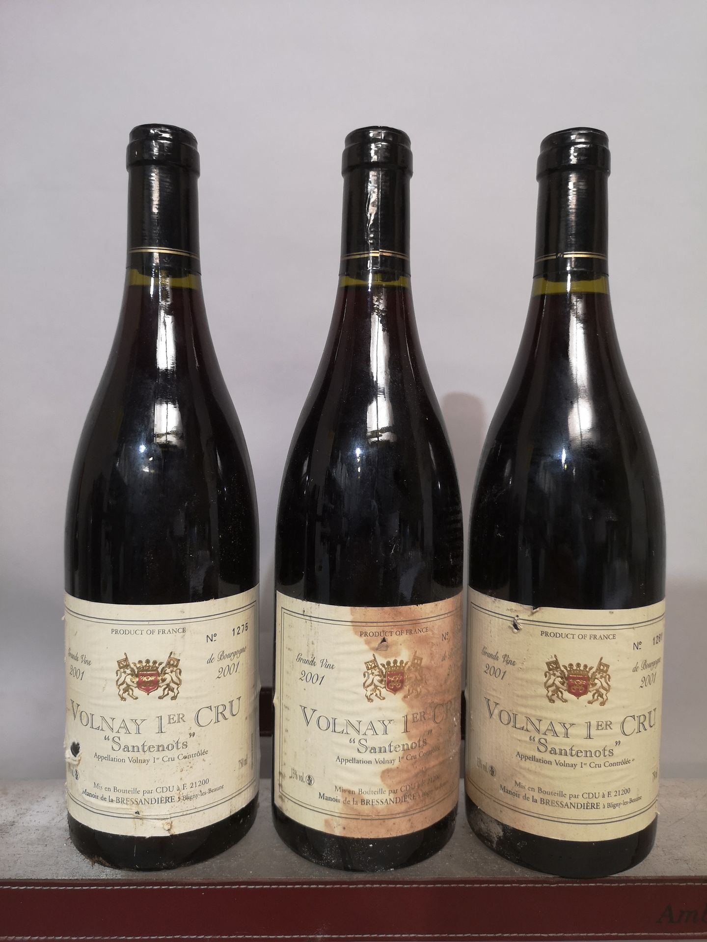 Null 3 bottles VOLNAY 1er cru SANTENOTS - Manoir de La Bressandière 2001 Slightl&hellip;