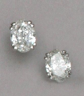 Null Paire de boucles d'oreille or blanc, double griffes soutenant 2 diamants de&hellip;