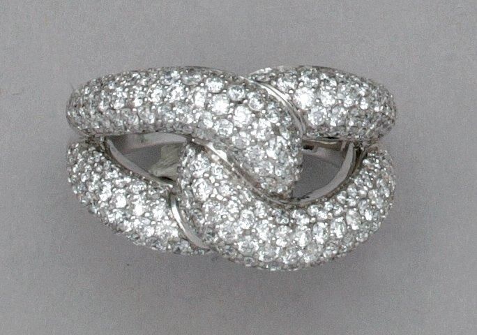 Null Bague or années 50 "modèle Cartier" entrecroisée, sertie de 250 diamants (G&hellip;