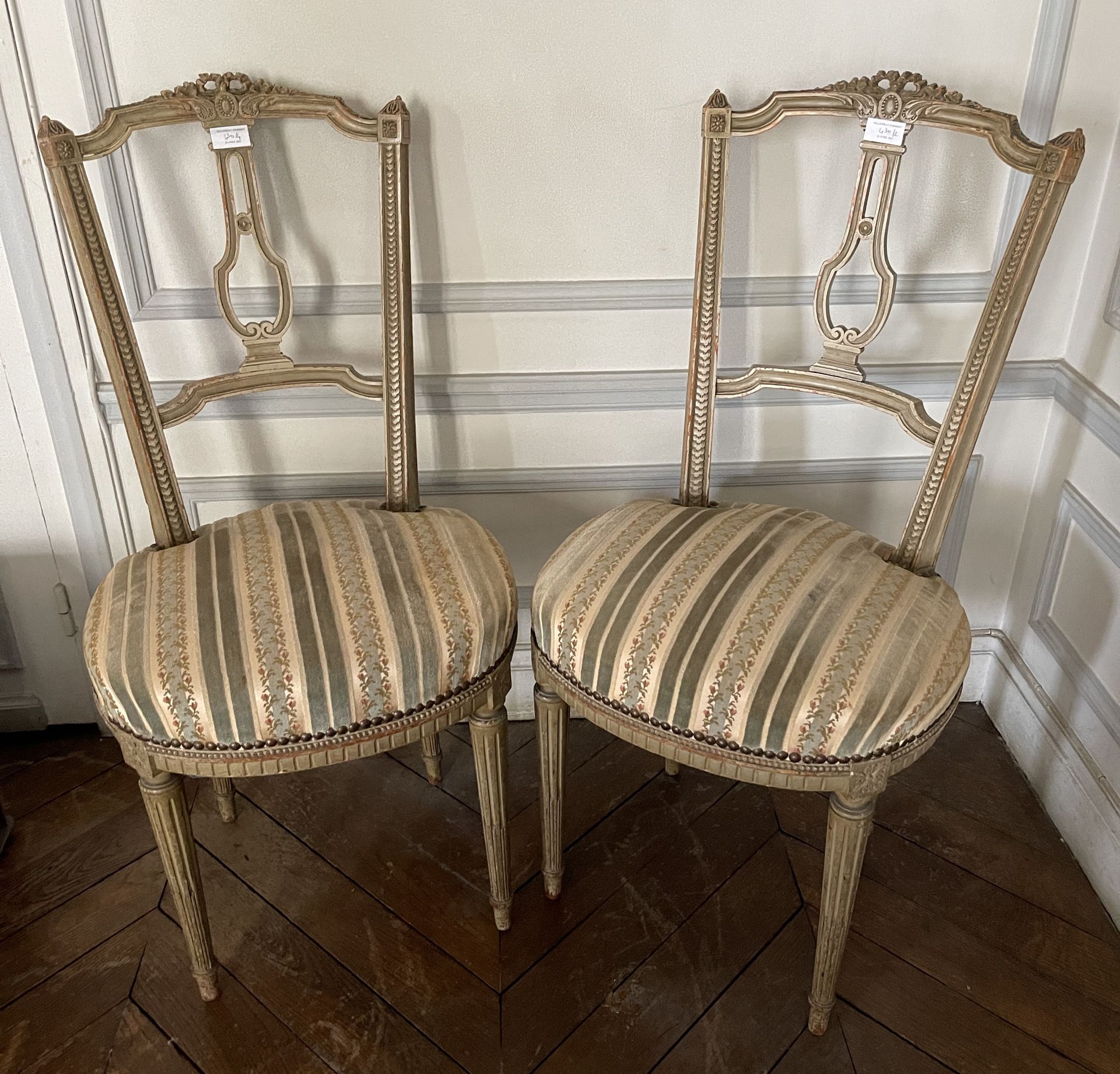 Null Paire de chaises en bois peint gris à dossier lyre Louis XVI. (usures) 90 x&hellip;