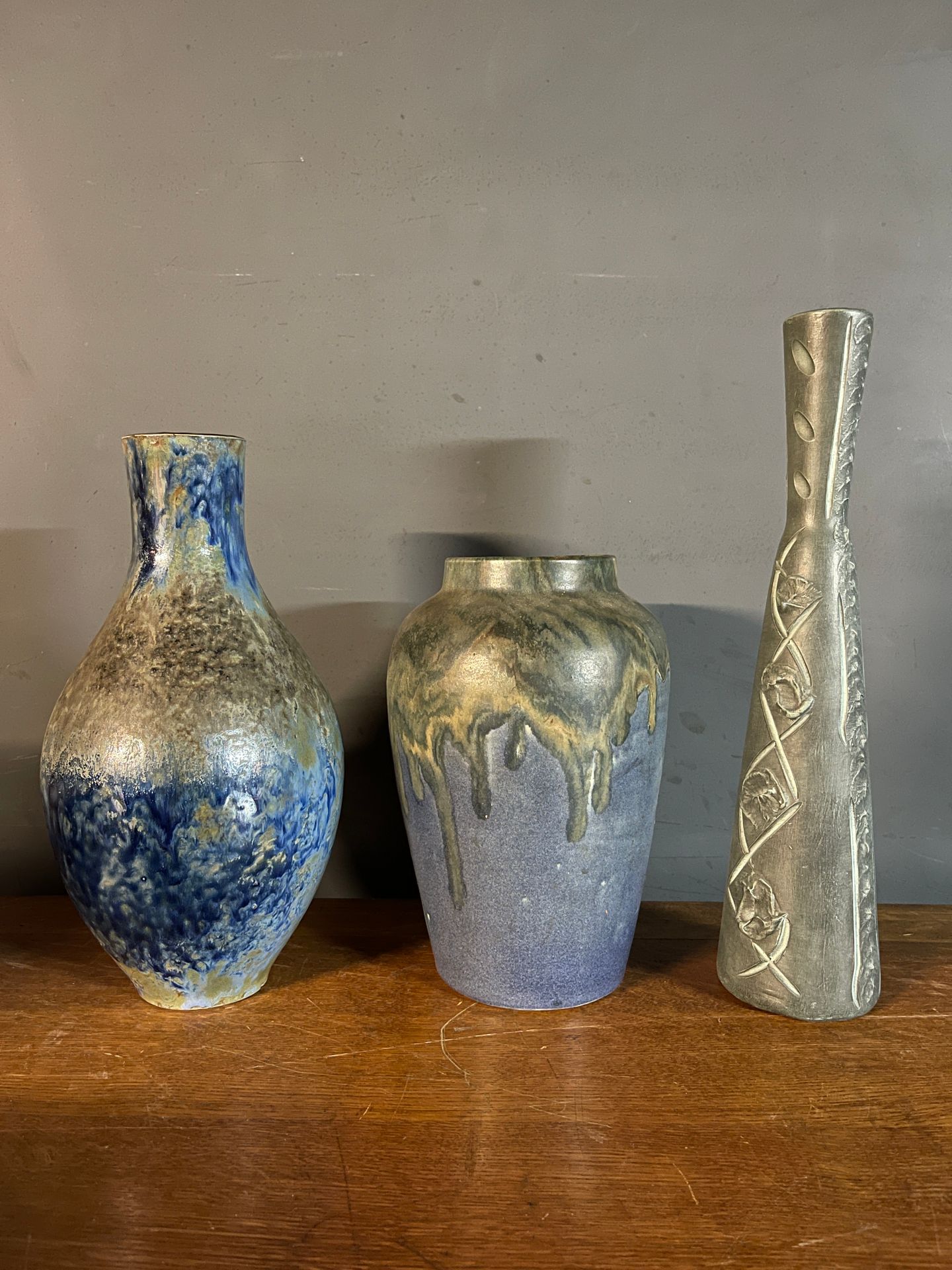 Null Lot comprenant: deux vases en grès dans les tons bleu-ocre gris, marqués au&hellip;