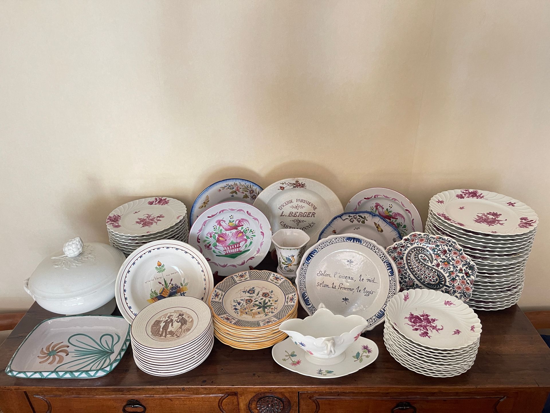 Null Lot de céramique: assiettes en porcelaine Haviland camaïeu fleurs bordeaux,&hellip;
