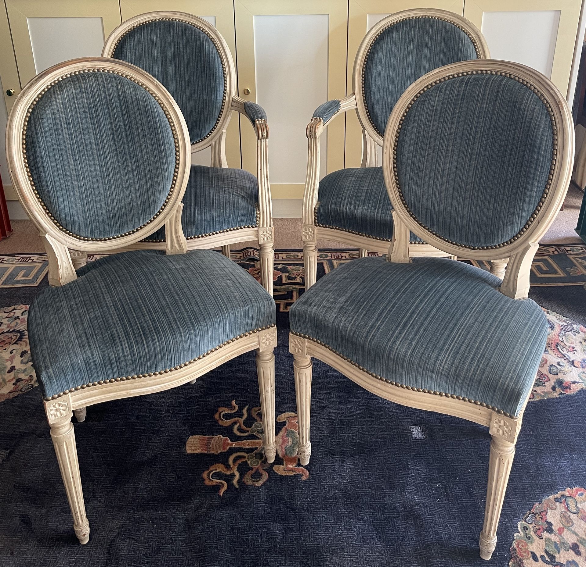 Null Coppia di poltrone e sedie in stile Luigi XVI in legno laccato crema, schie&hellip;