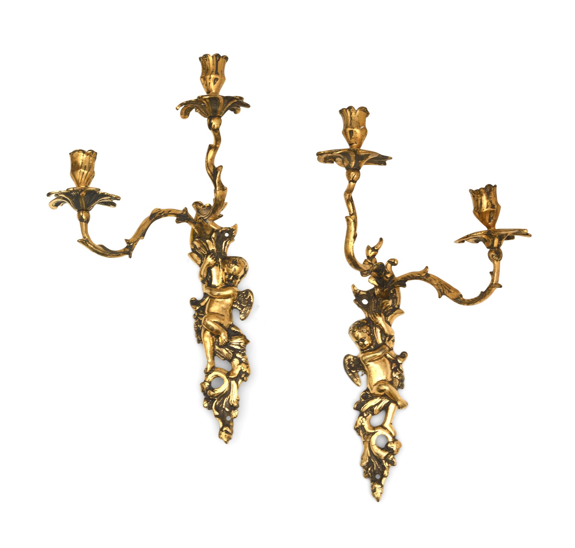 Null Paire d’appliques en bronze doré figurant des amours tenant deux bras de lu&hellip;