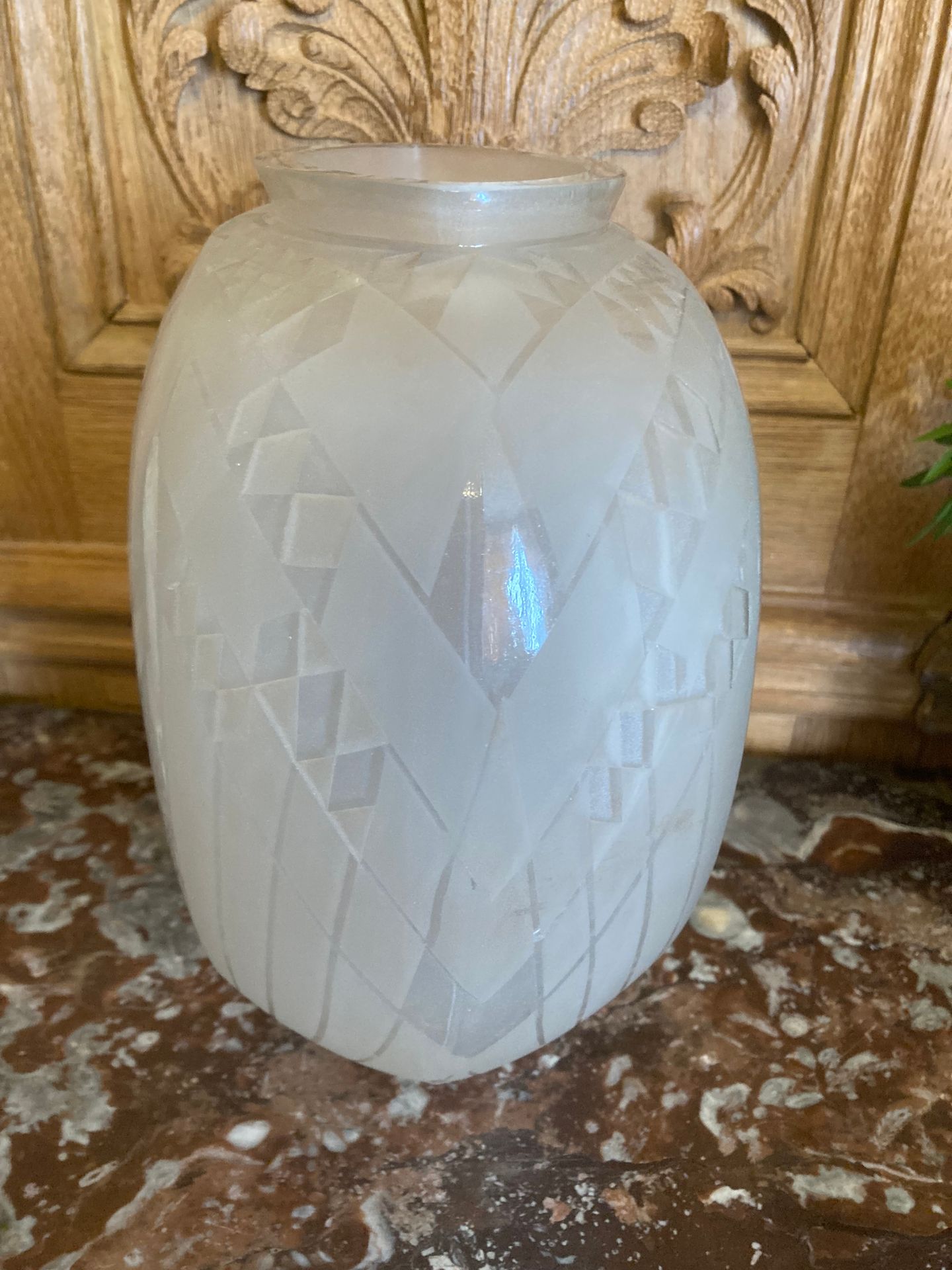 Null André HUNEBELLE. Vase en verre translucide à décor géométrique, signé sous &hellip;
