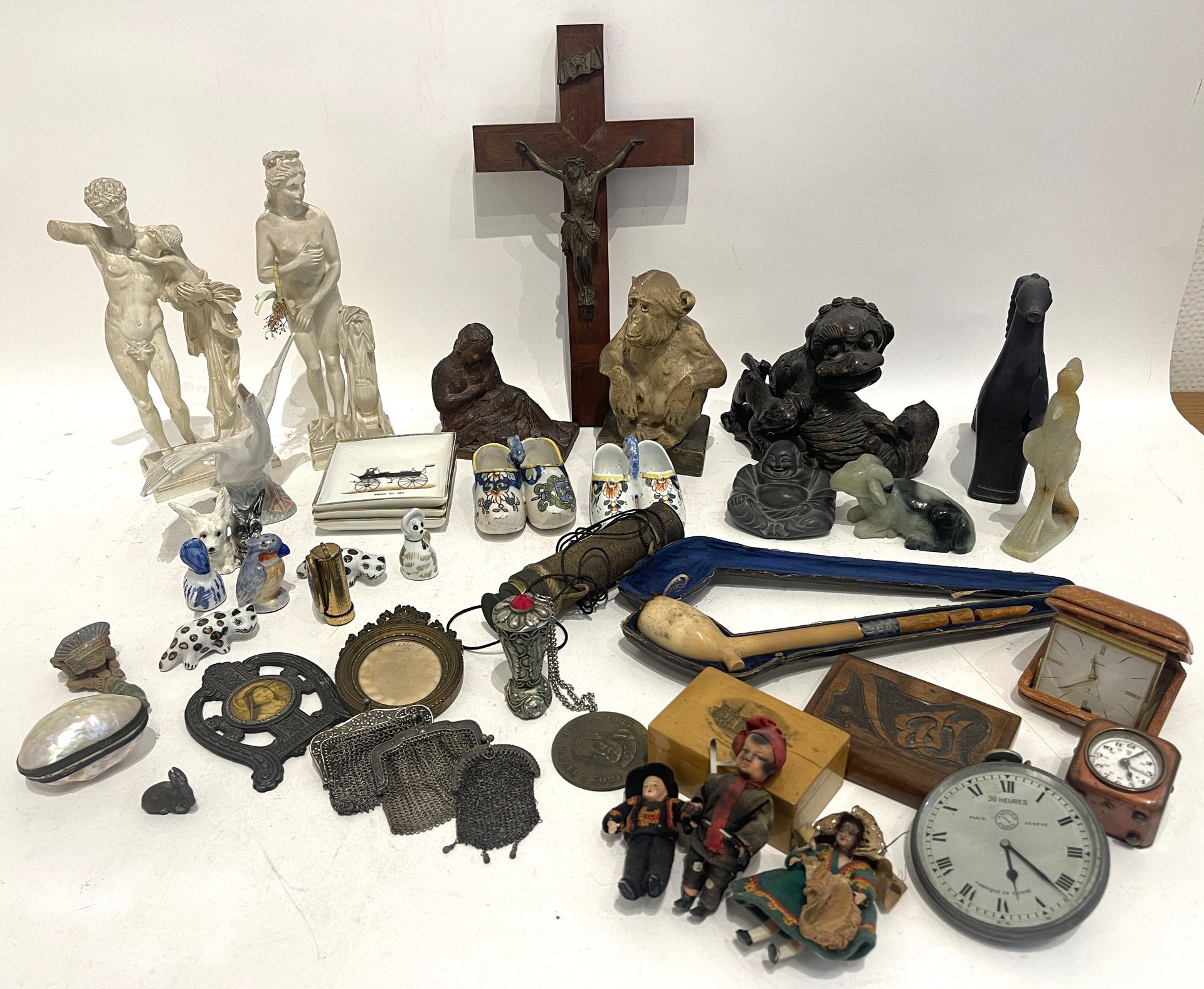 Null Lot of various trinkets including resin statuettes, maille purses, egg boxe&hellip;