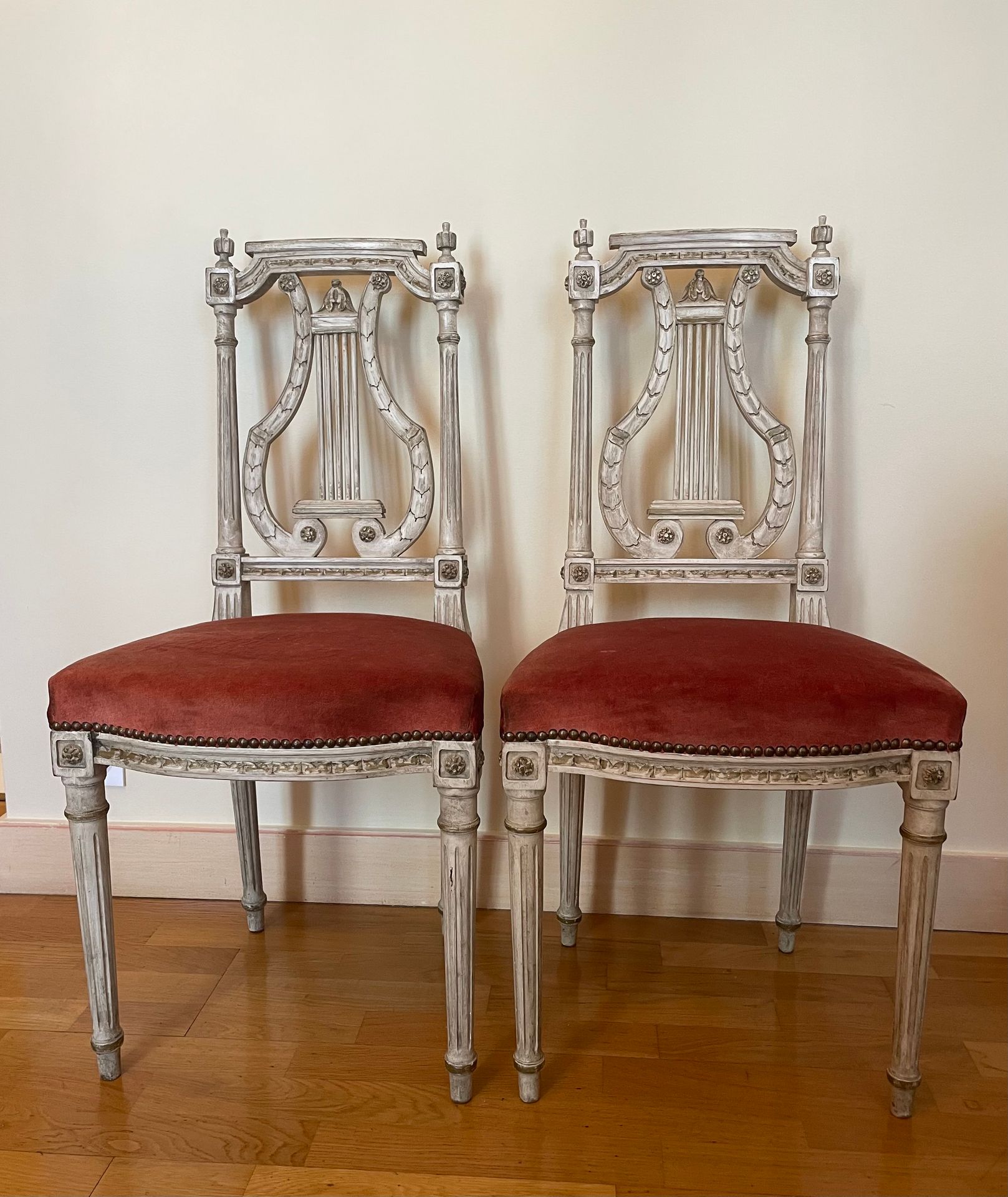 Null Table de chevet en bois de style Louis XVI ouvrant par deux tiroirs en faça&hellip;