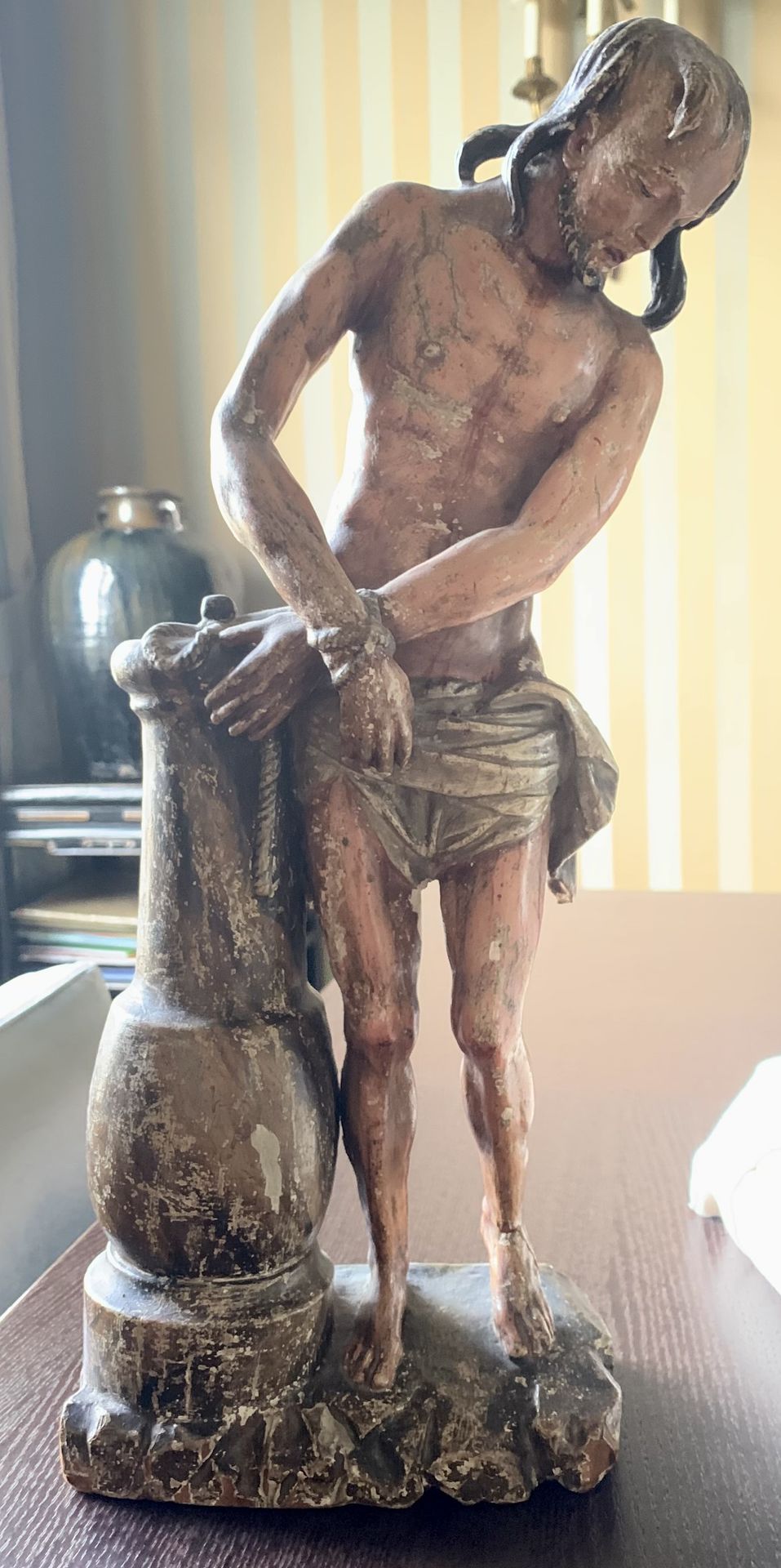 Null Sculpture en bois polychrome figurant le Christ à la colonne. Ht. : 43 cm.