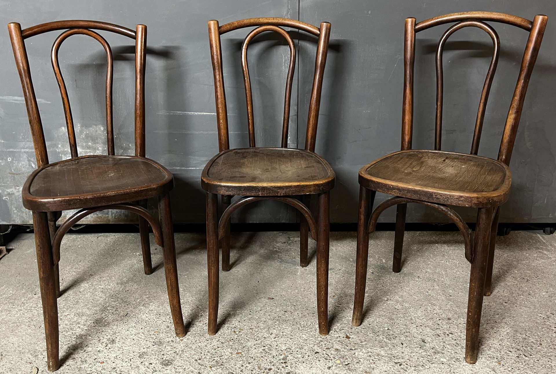 Null Trois chaises bistrot en bois cintré. (accidents). Ht: 86 cm; ON JOINT Faut&hellip;