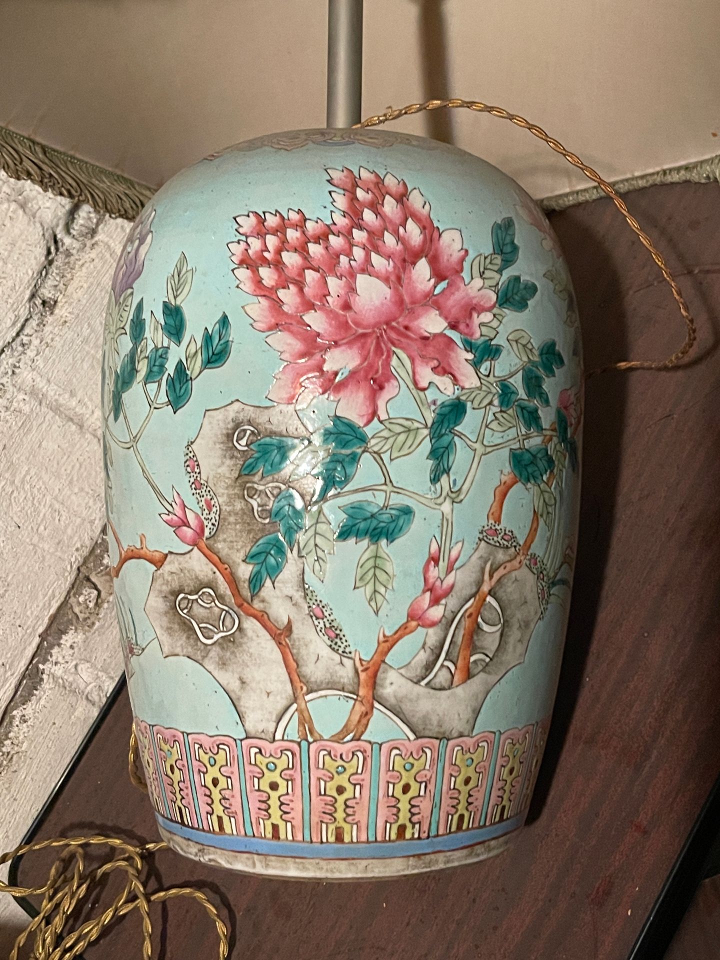 Null Vase de forme ovoïde en porcelaine polychrome à fond vert à décor de pivoin&hellip;