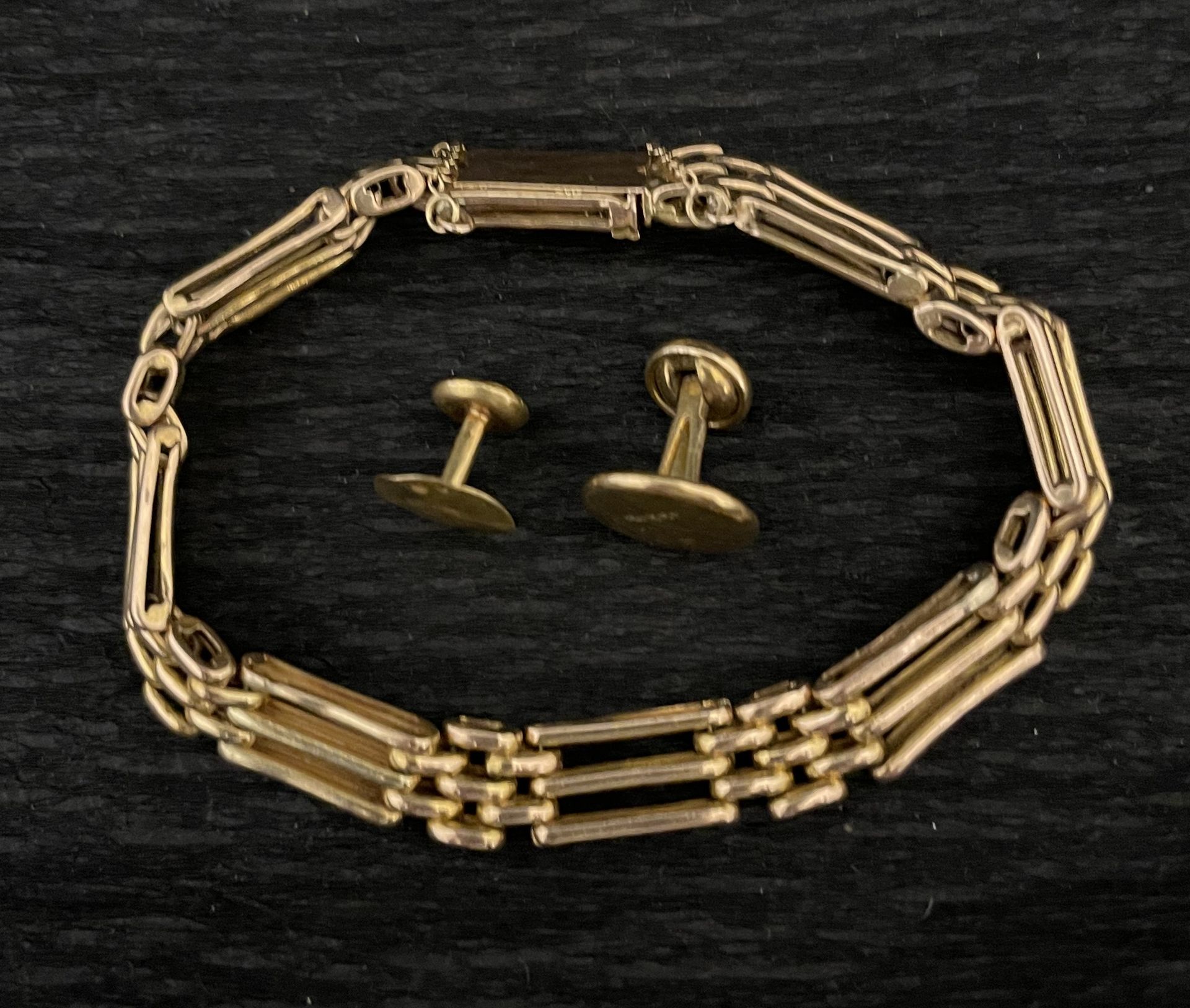 Null Lot: bracelet souple articulé en or 585°/00. (11,6g); bouton or jaune 750°/&hellip;
