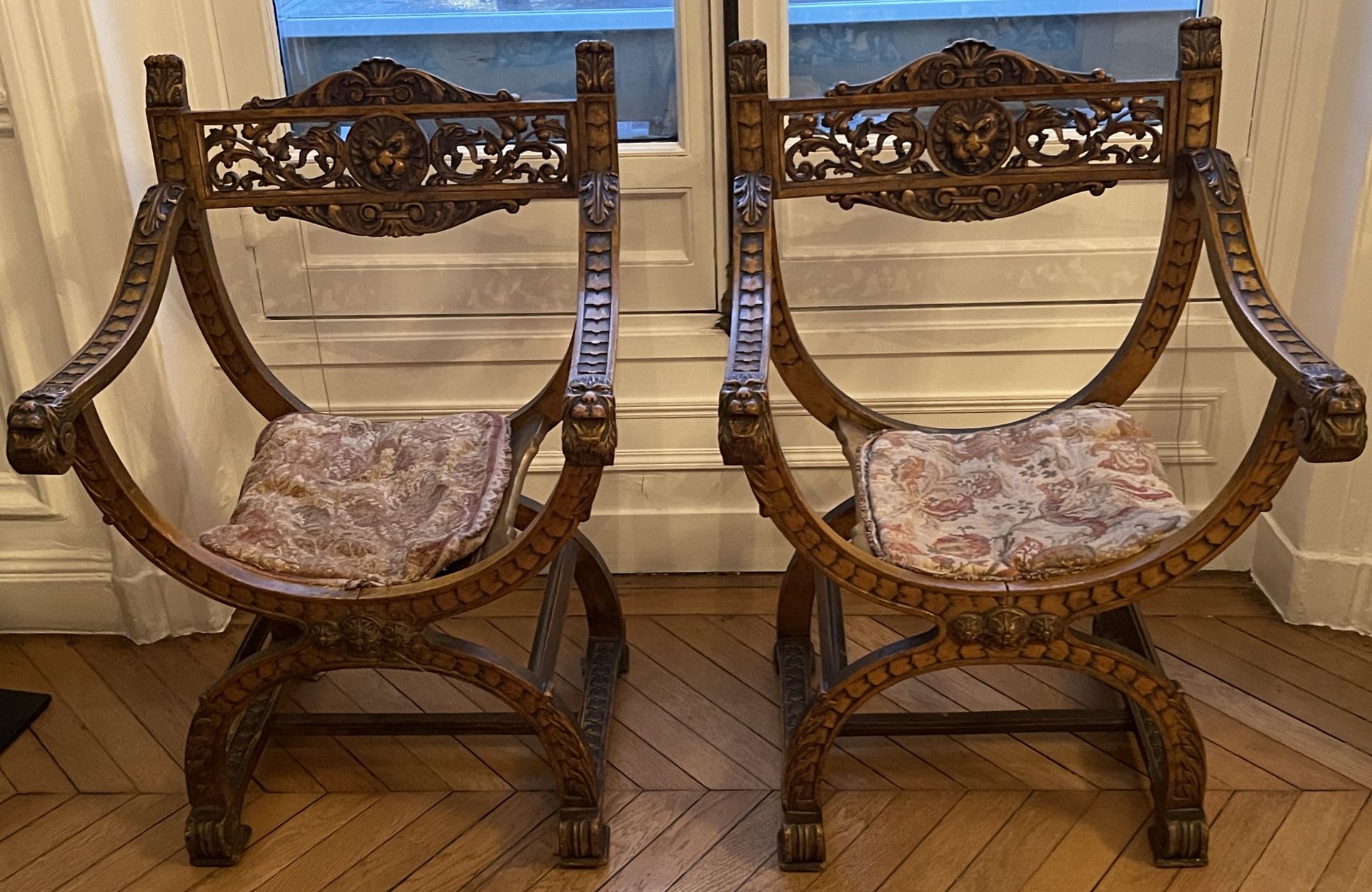 Null Paire de fauteuils dits Dagobert en bois naturel sculpté ajouré de muffles &hellip;