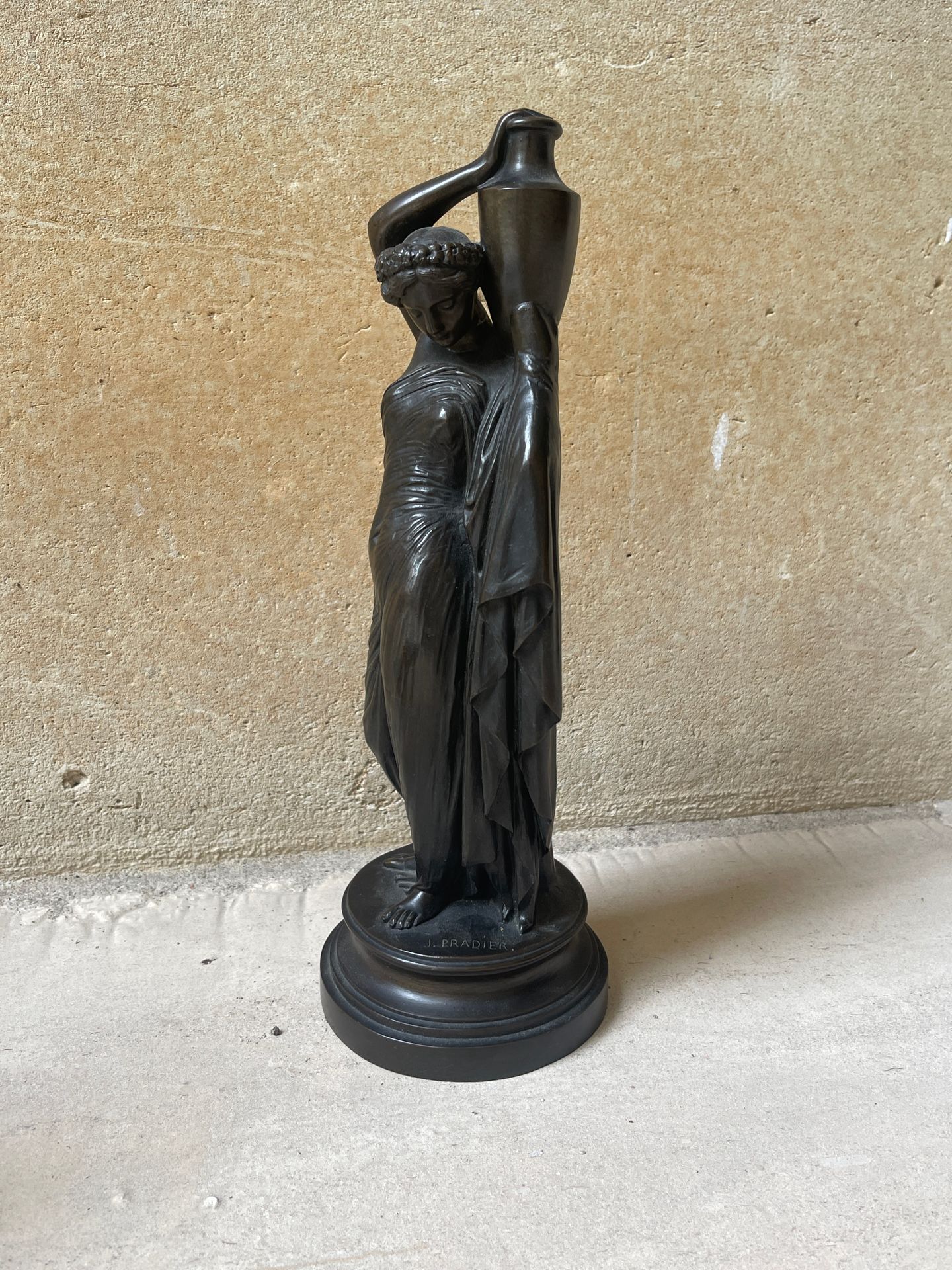 Null D'après James PRADIER. Sculpture en bronze à patine brune: porteuse d'eau. &hellip;