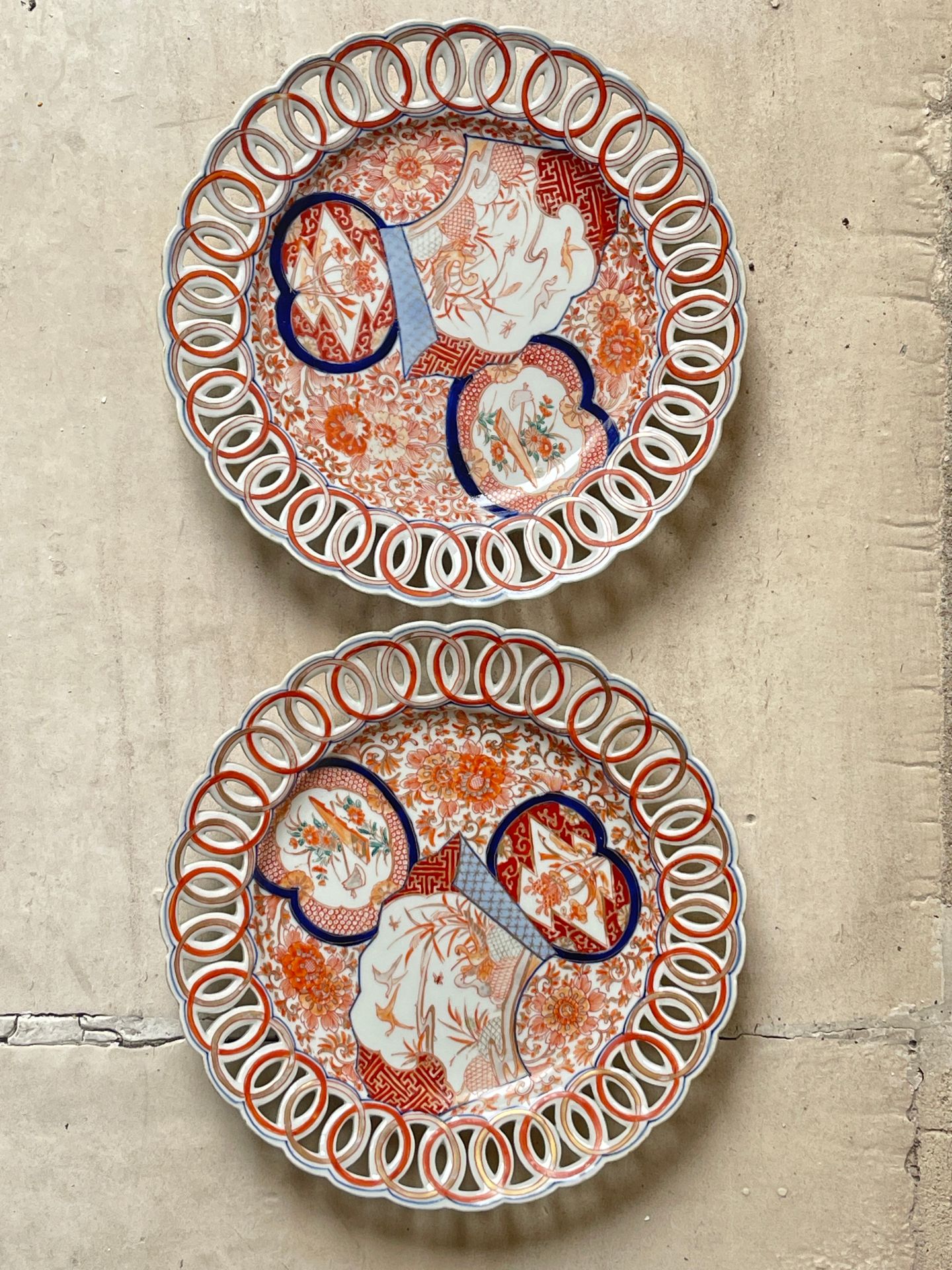 Null Deux plats ronds en porcelaine à décor Imari, l'aile ajourée. Diam: 30 cm (&hellip;